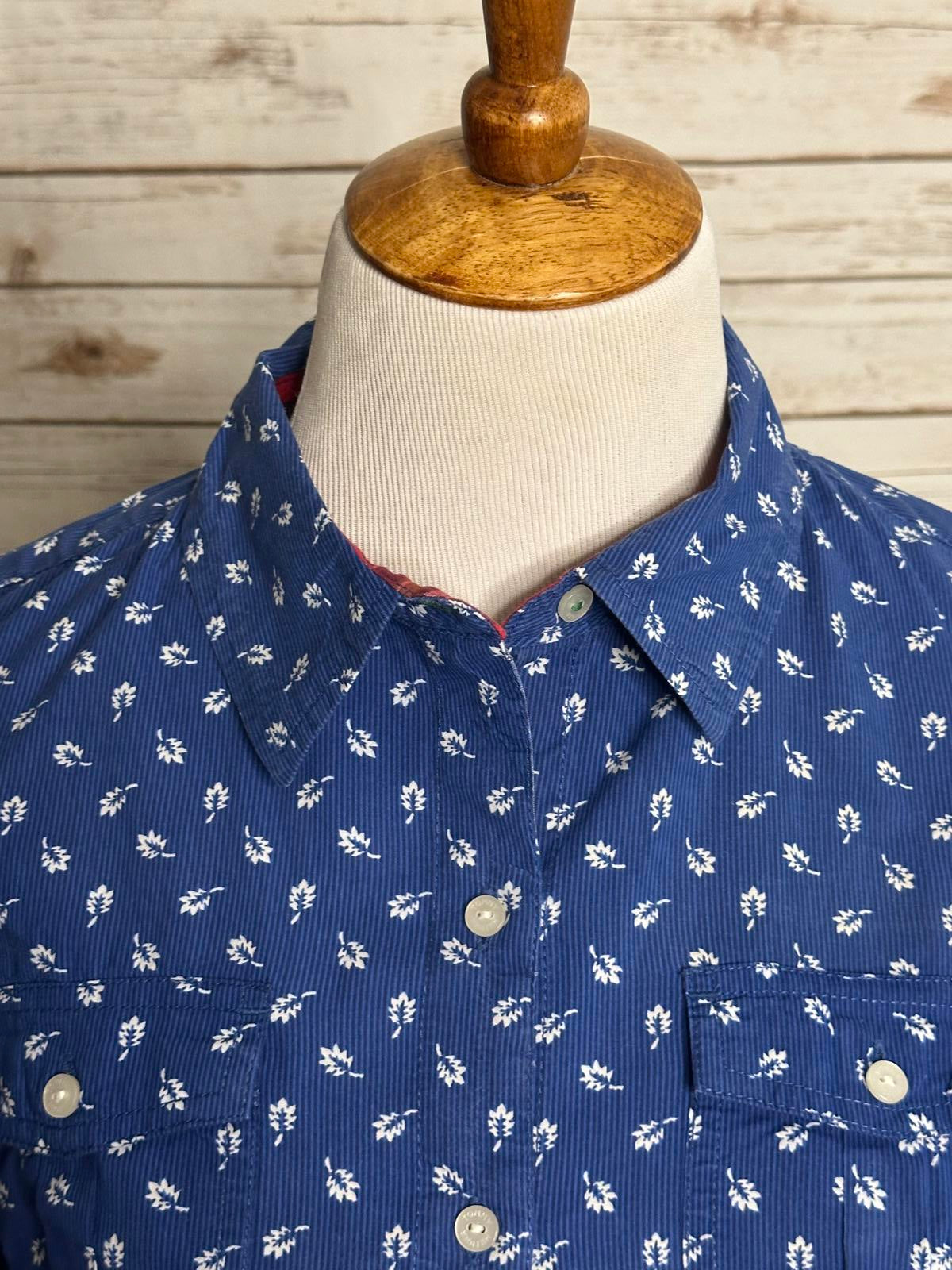 Tommy Hilfiger casual blue/white roll-tab sleeves button-front shirt Size Medium