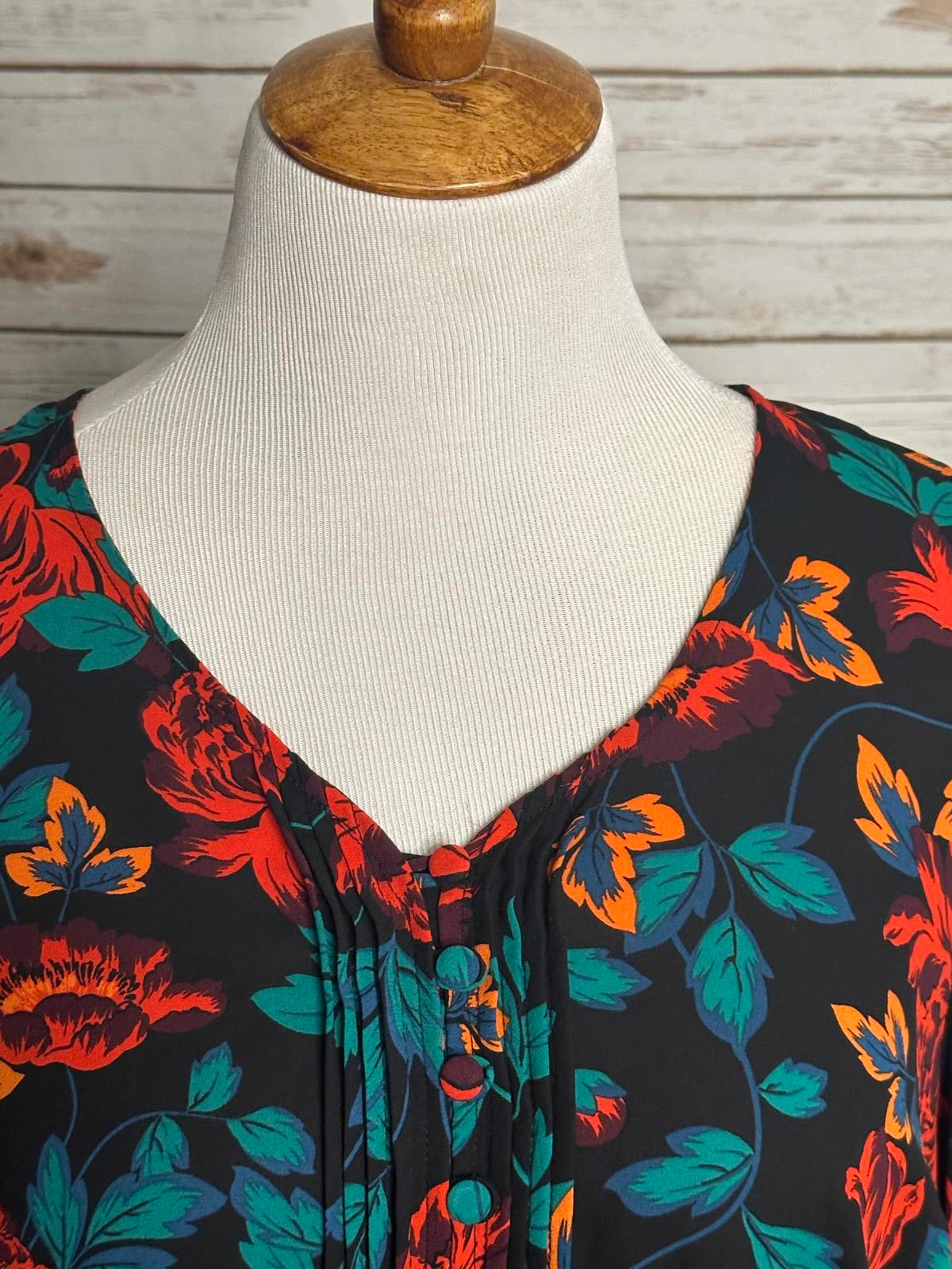 Torrid georgette pintucked button-front floral peasant blouse Size 00/M/10