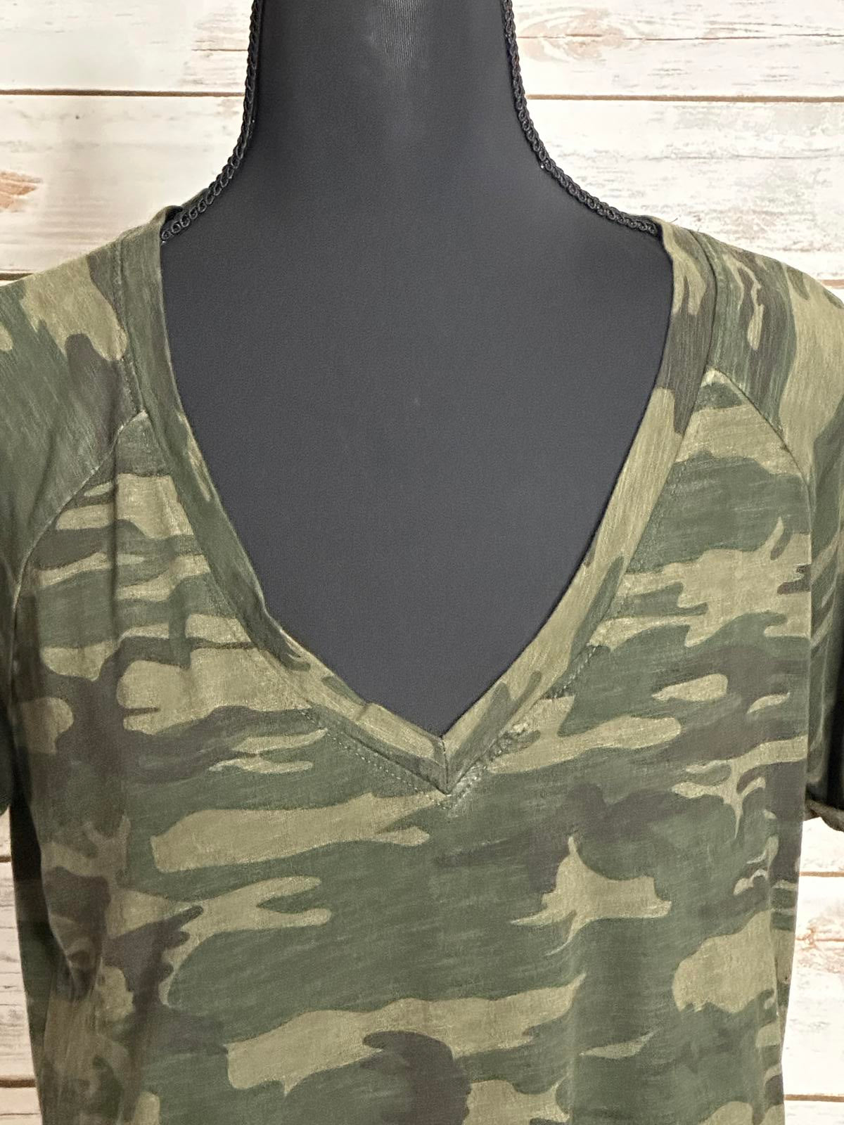 Sanctuary casual camo V-neck short sleeve t-shirt Size XS
