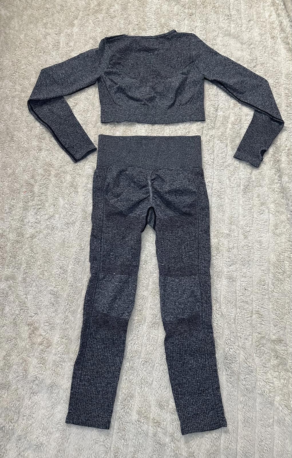High stretch seamless long sleeve cropped top and leggings set Size Medium
