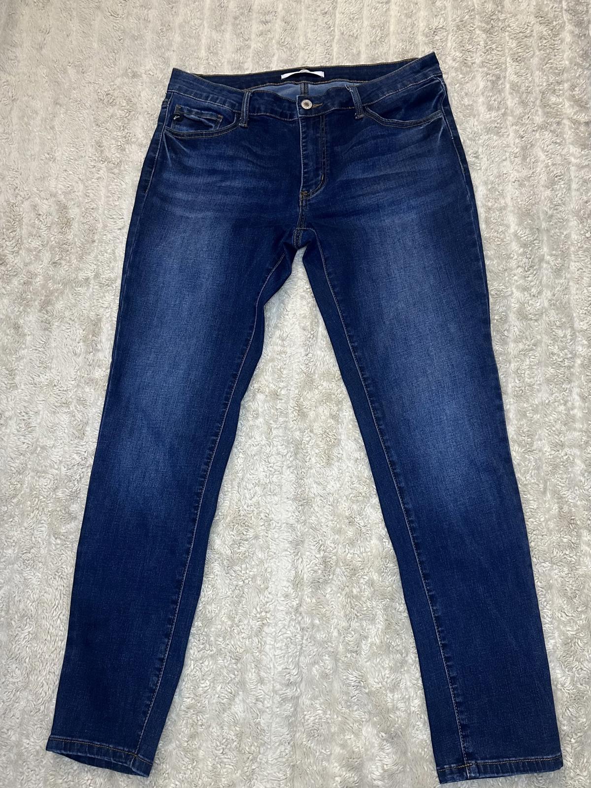 KanCan classic medium to dark wash mid-rise skinny jeans Size 13/30