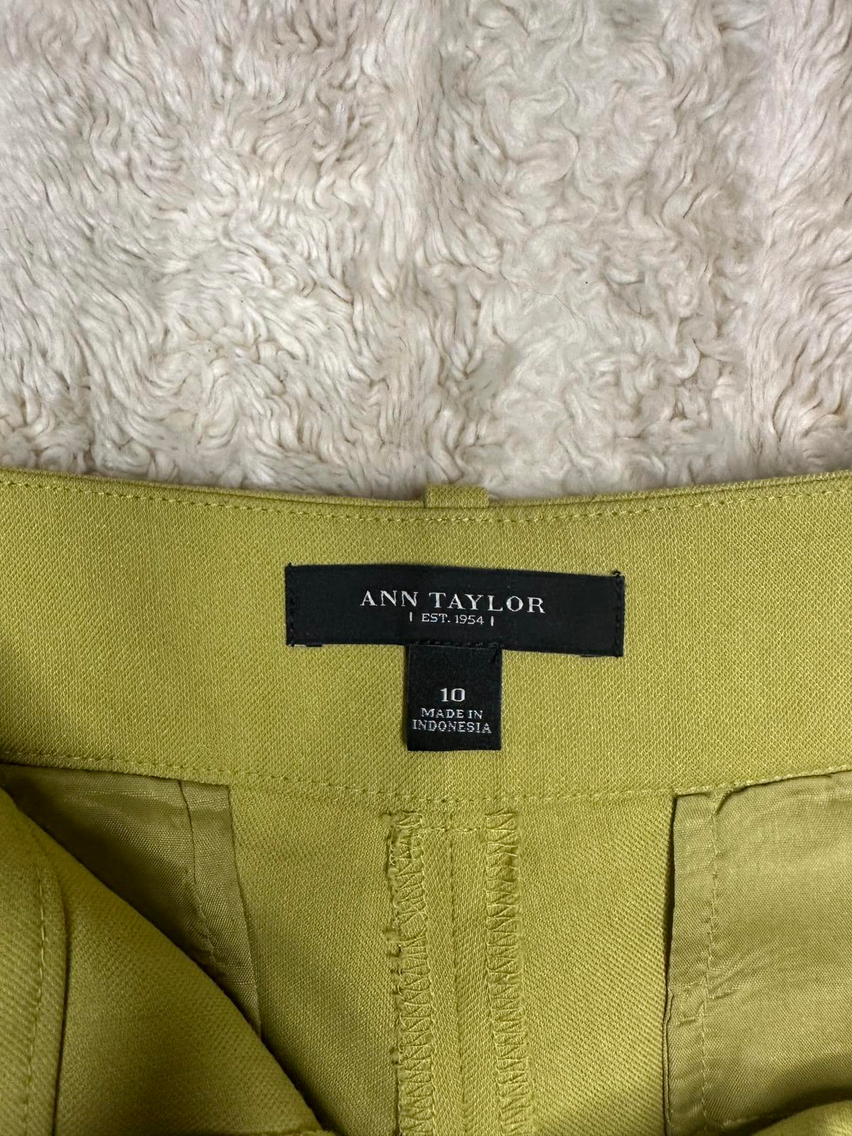 Ann Taylor classic green cotton/linen cuffed shorts Size 10