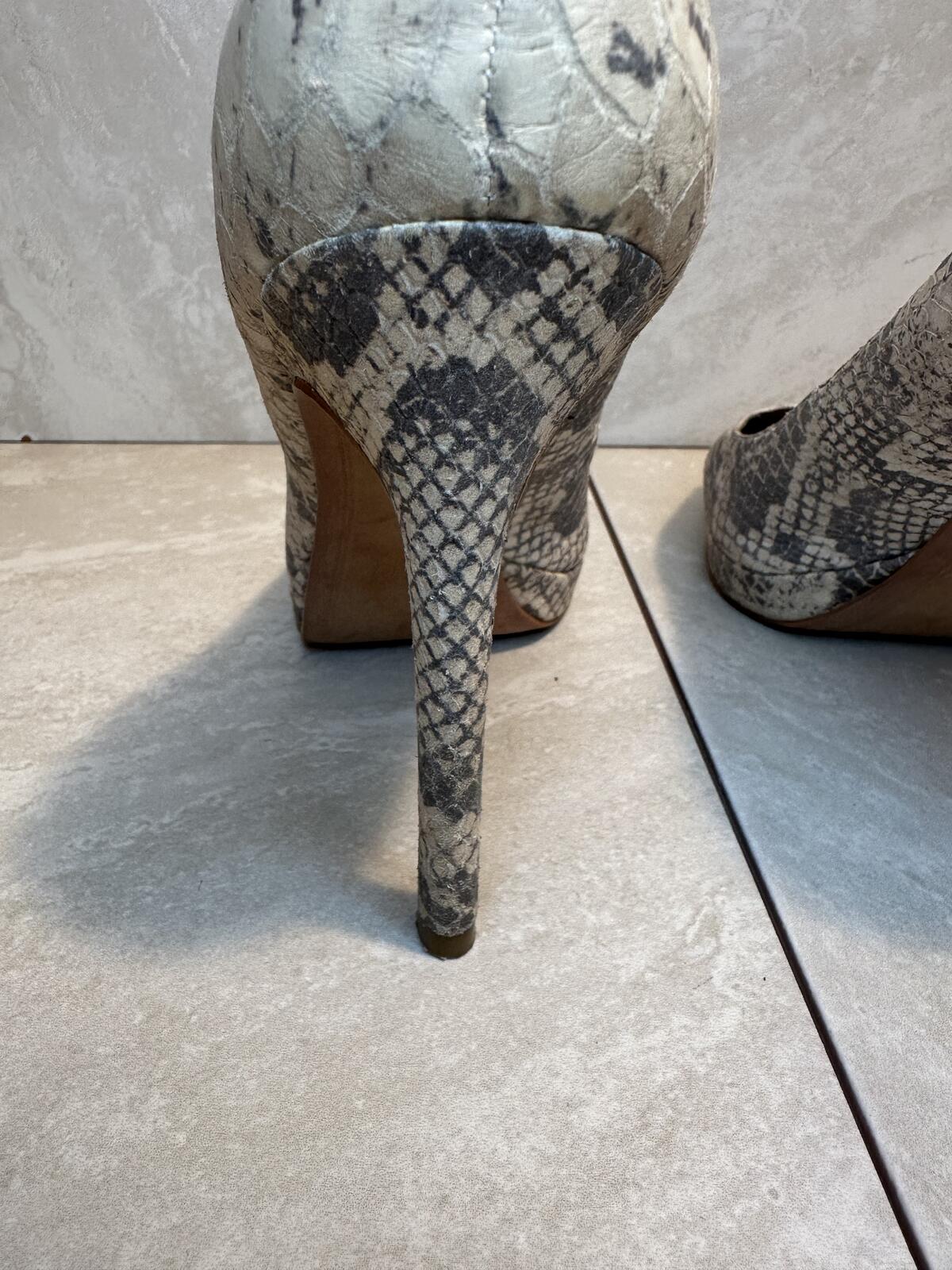 Sam Edelman Celia ivory grey snakeskin pointed toe platform pumps/heel Size 9M