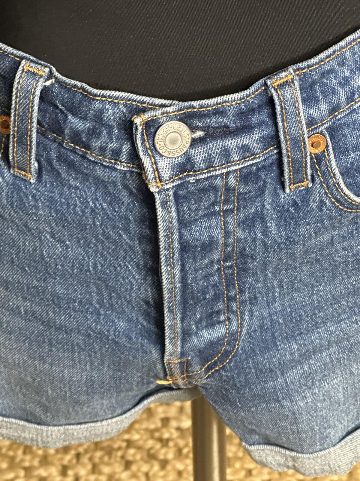 Levi's Wedgie Short medium wash cuffed denim jean short Size 27 coastal cowgirl