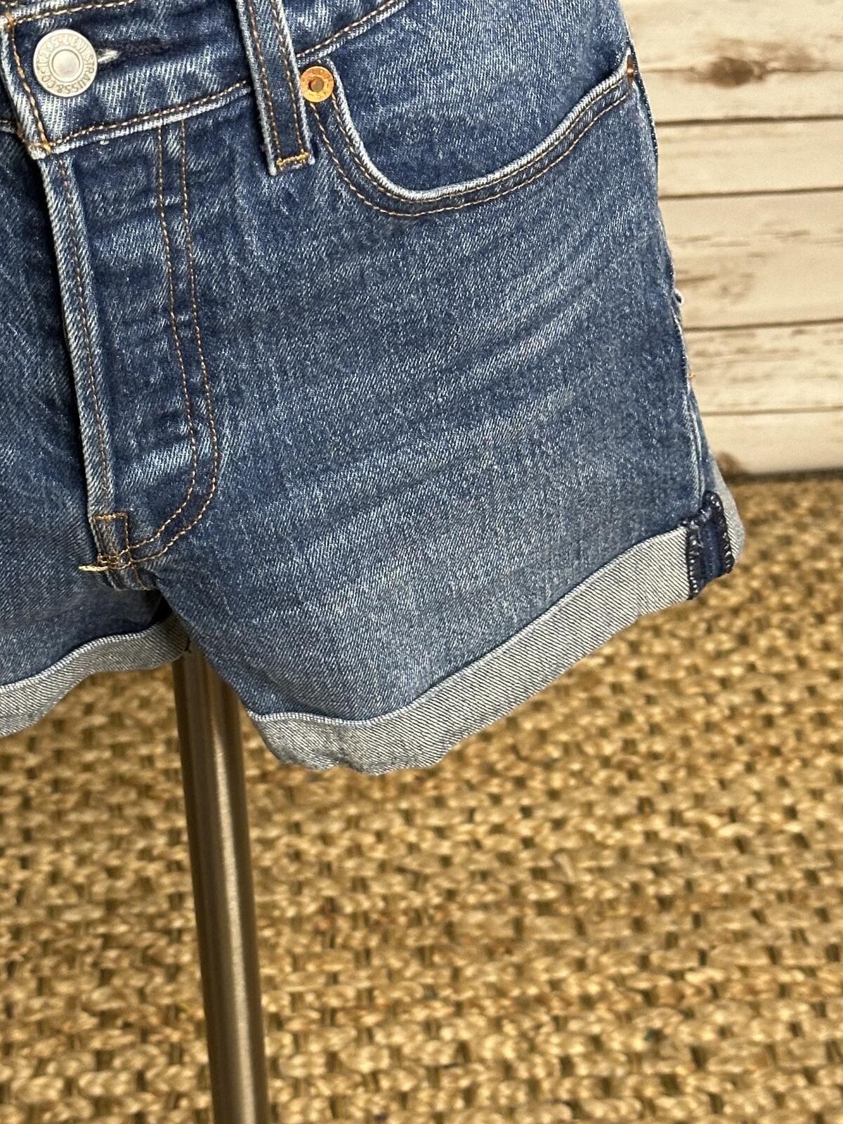 Levi's Wedgie Short medium wash cuffed denim jean short Size 27 coastal cowgirl