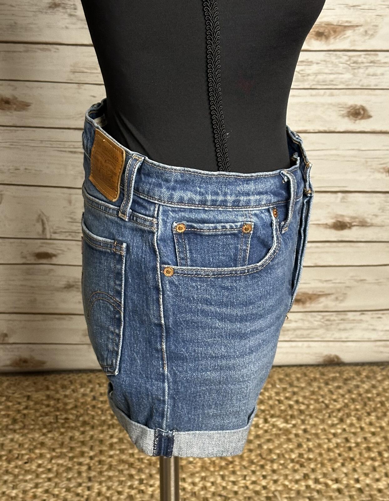 Levi's Wedgie Short medium wash cuffed denim jean short Size 27 coastal cowgirl