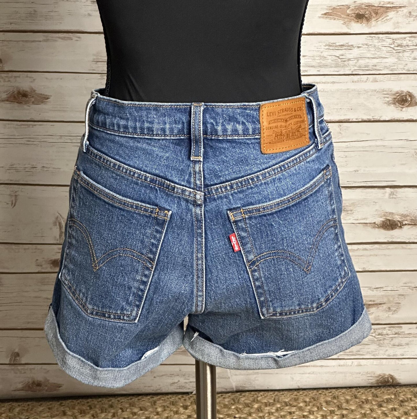 Levi's Wedgie Short medium wash cuffed denim jean short Size 27 coastal cowgirl