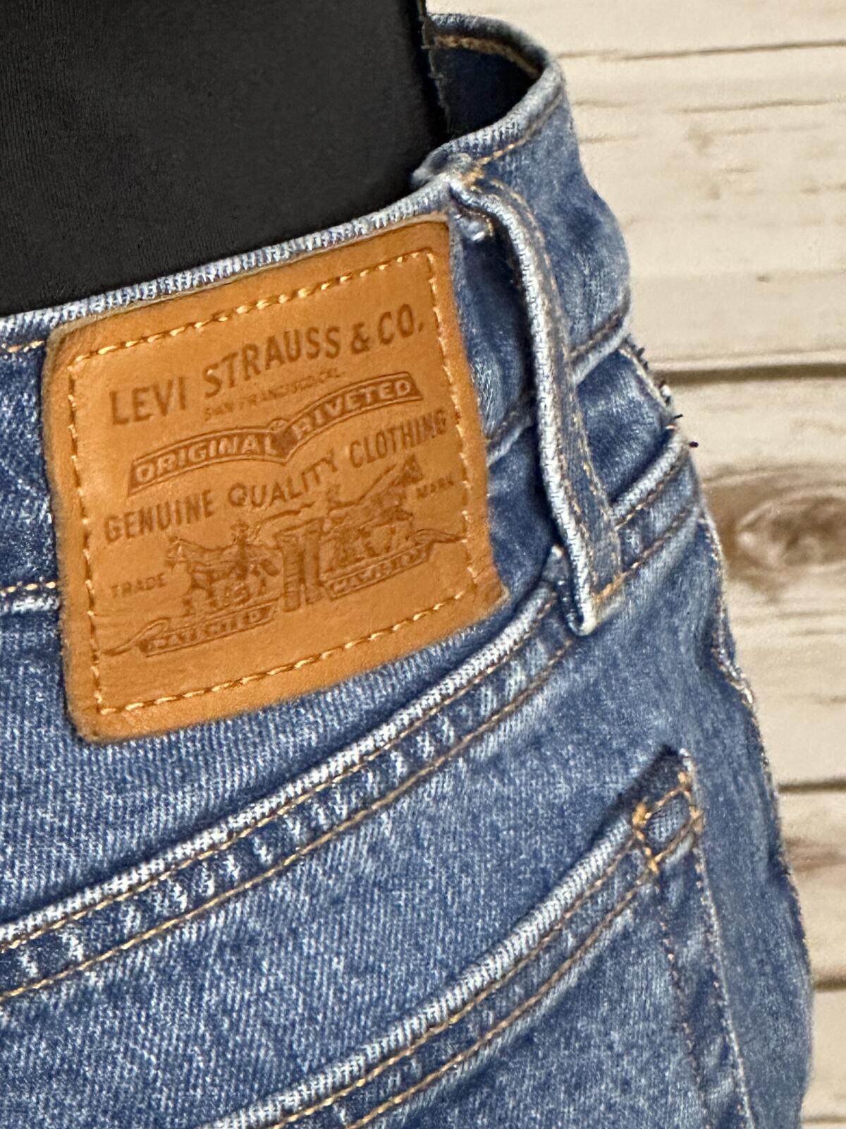 Levi's Wedgie Short medium wash cuffed denim jean short Size 27 coastal cowgirl