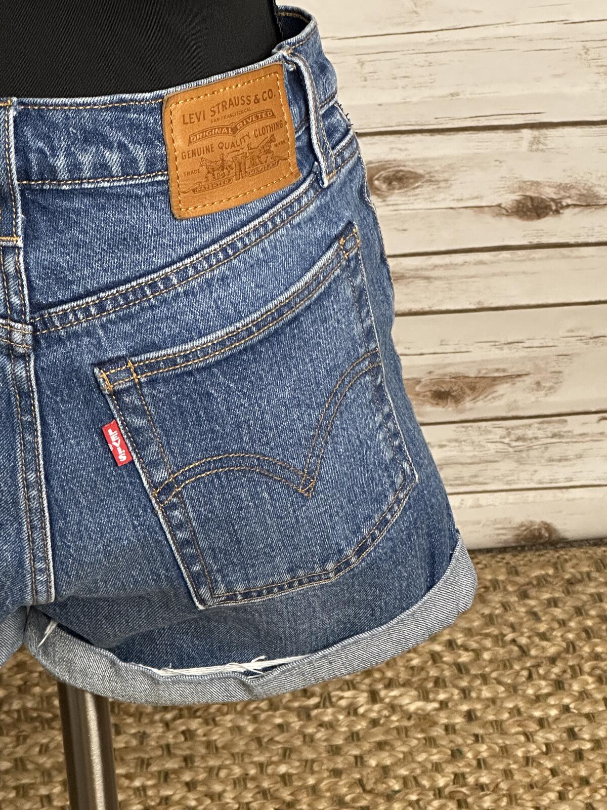 Levi's Wedgie Short medium wash cuffed denim jean short Size 27 coastal cowgirl