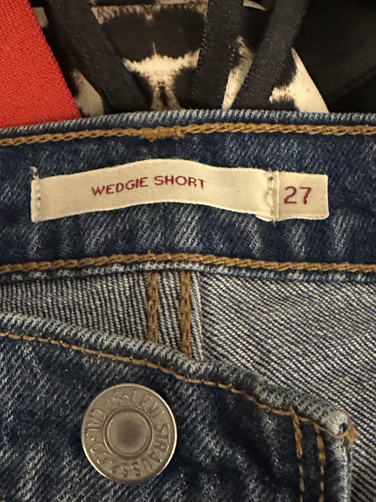 Levi's Wedgie Short medium wash cuffed denim jean short Size 27 coastal cowgirl