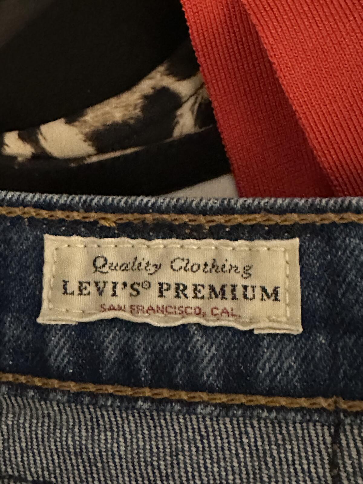 Levi's Wedgie Short medium wash cuffed denim jean short Size 27 coastal cowgirl