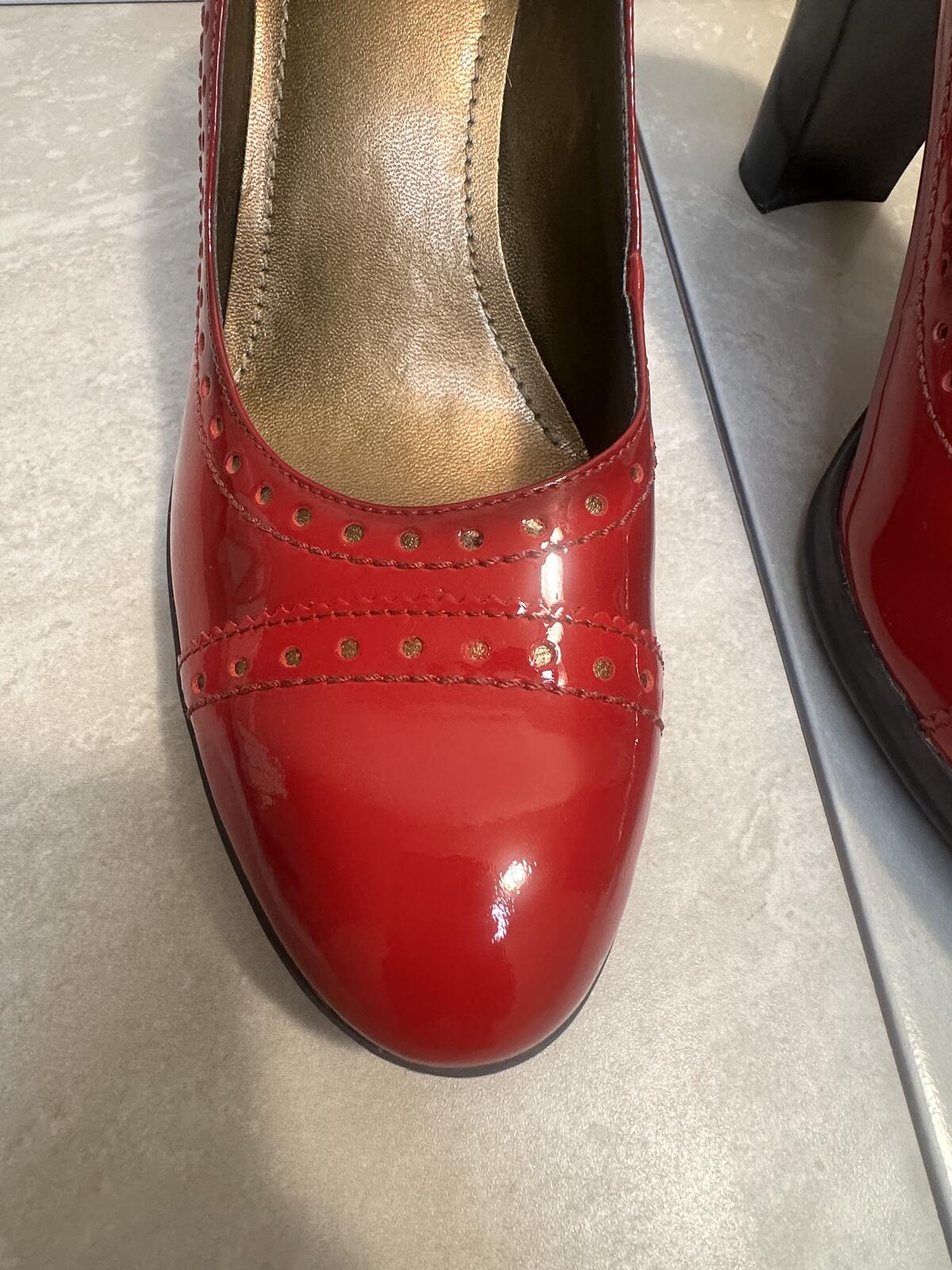 Franco Sarto red brogue perforated patent leather pumps Size 9M twee retro