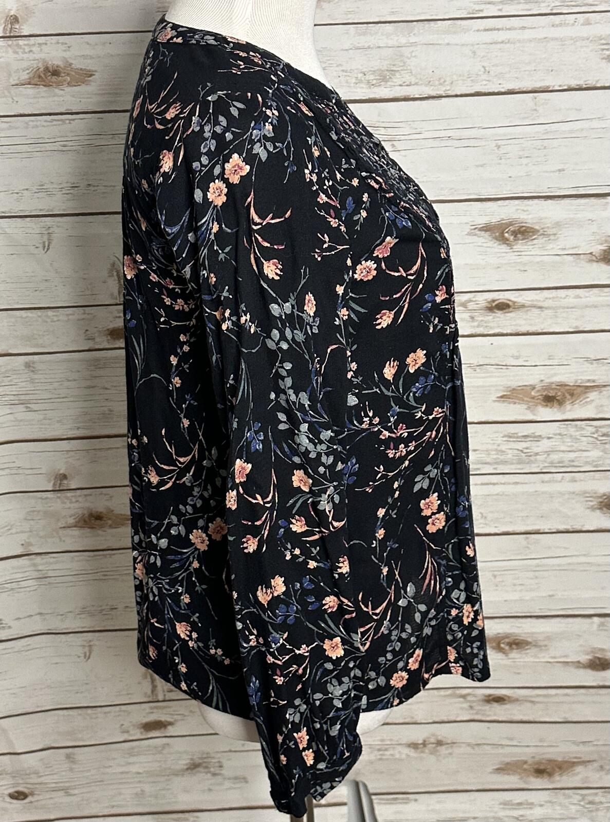 Lucky Brand dark floral split V-neck smocked long sleeve peasant top Medium boho