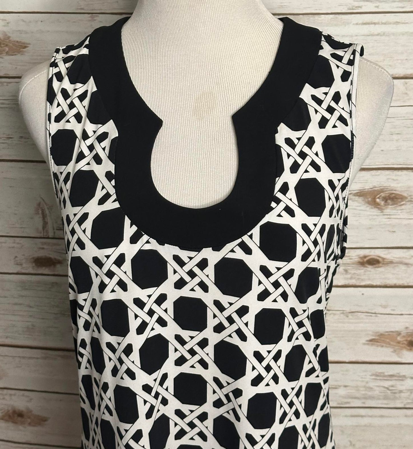 White House Black Market black/white geometric keyhole sleeveless tunic Size L
