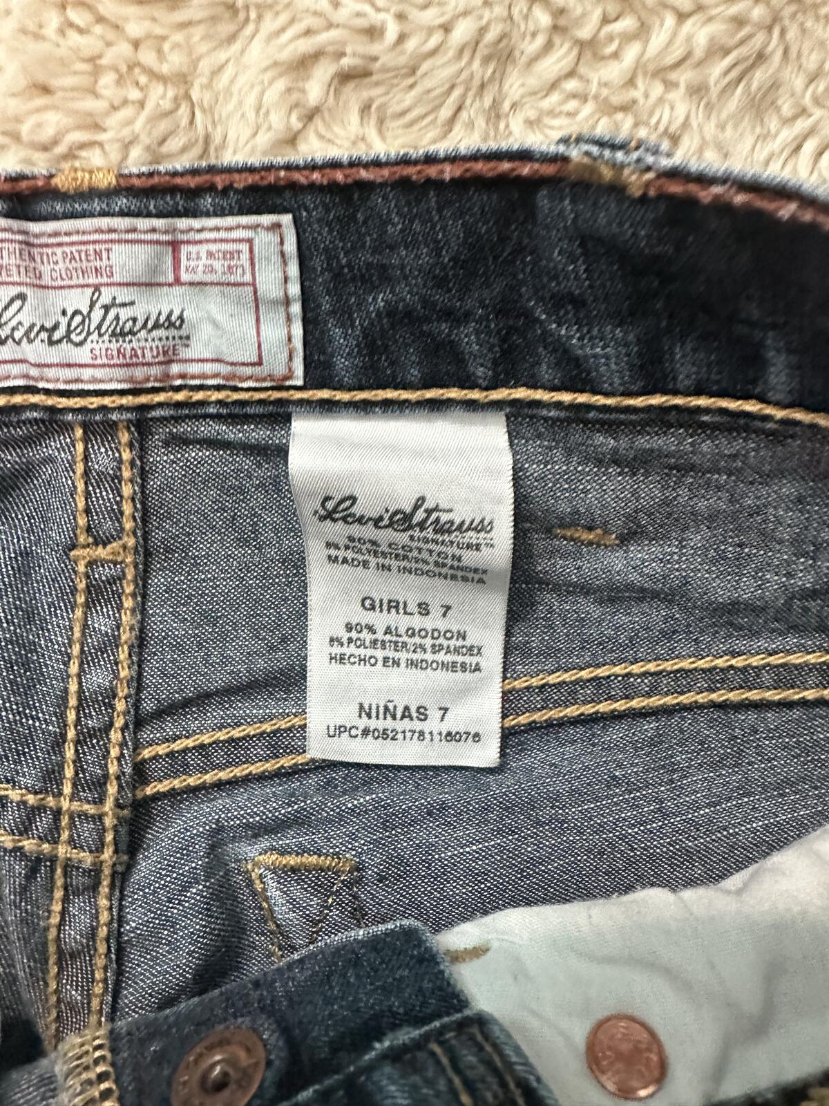 Levi's Strauss Signature Girl's denim jeans Size 7 medium wash relaxed flared