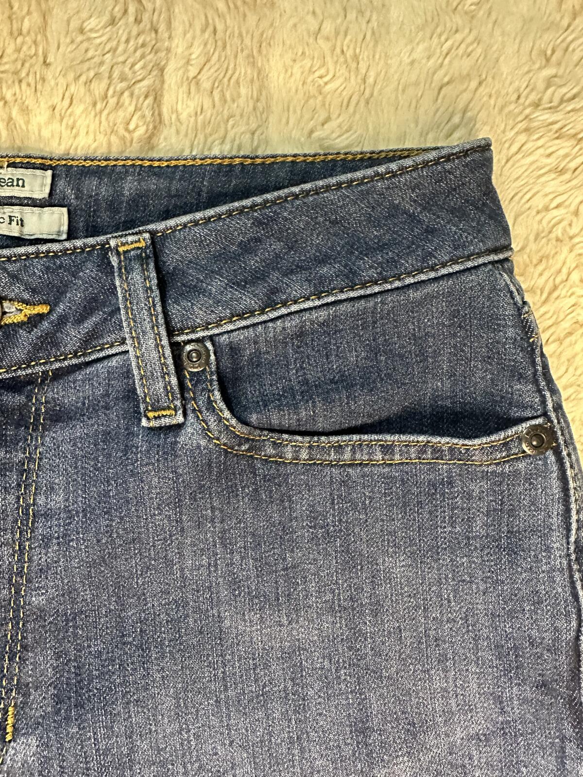 L.L. Bean Classic Fit medium-dark wash mid rise straight leg jeans 4 Med/Tall