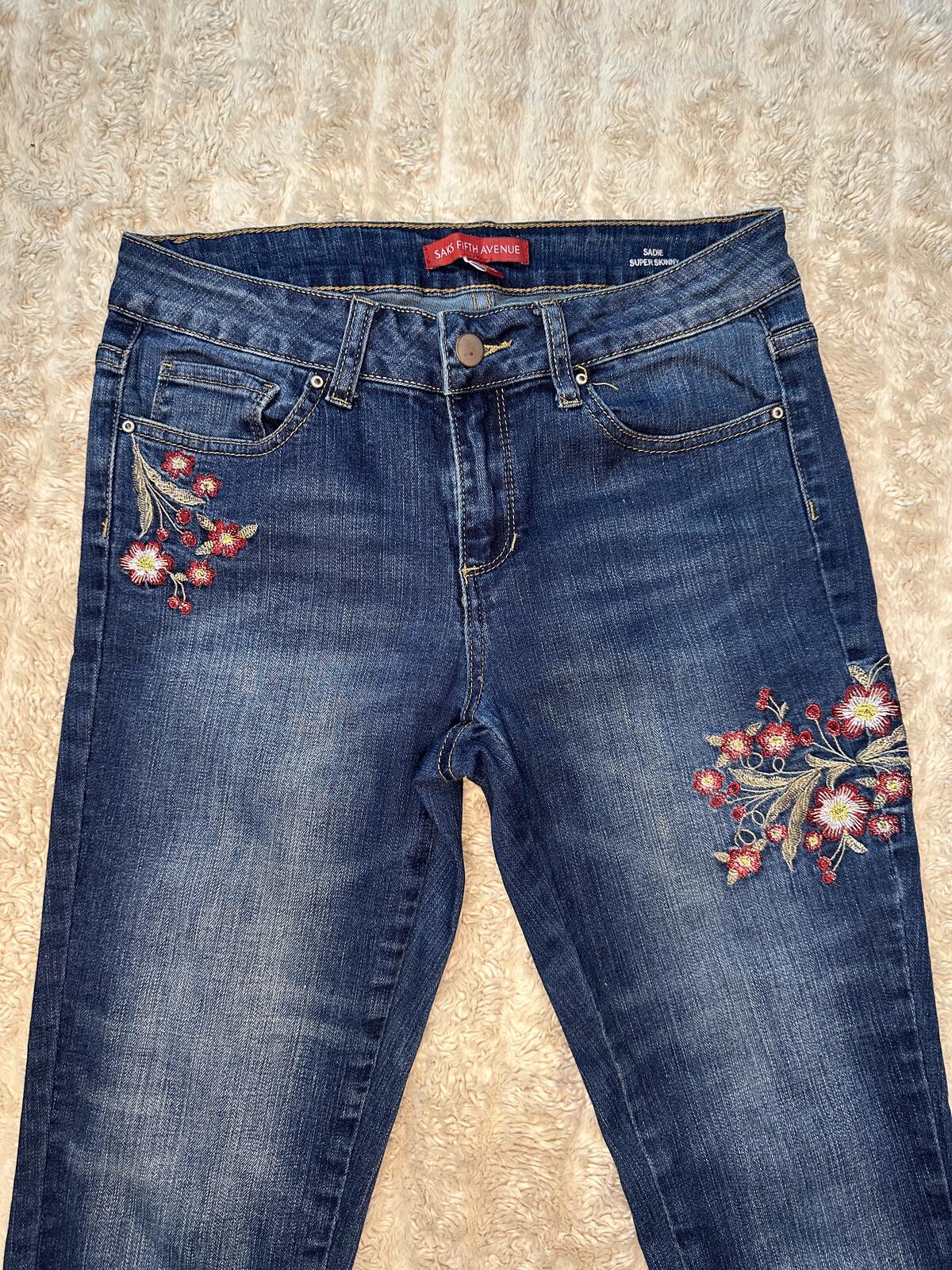 Saks Fifth Avenue Sadie Super Skinny floral embroidered medium wash jeans 27