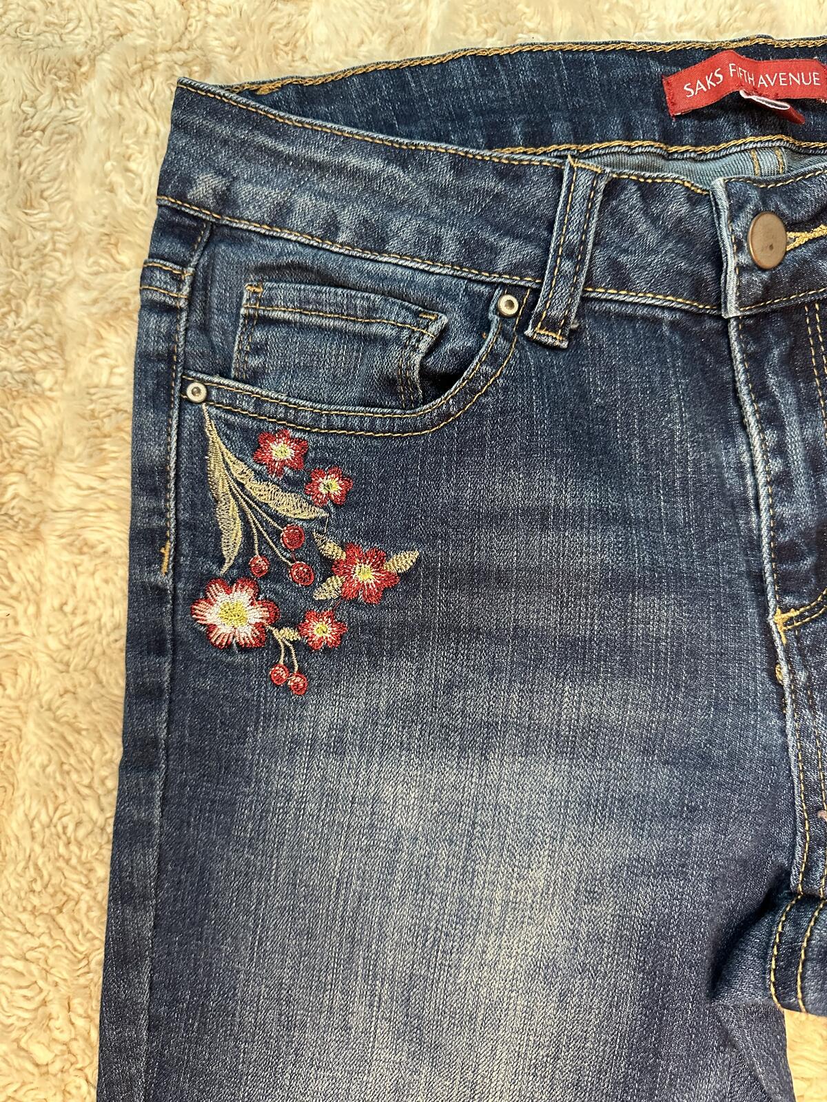 Saks Fifth Avenue Sadie Super Skinny floral embroidered medium wash jeans 27