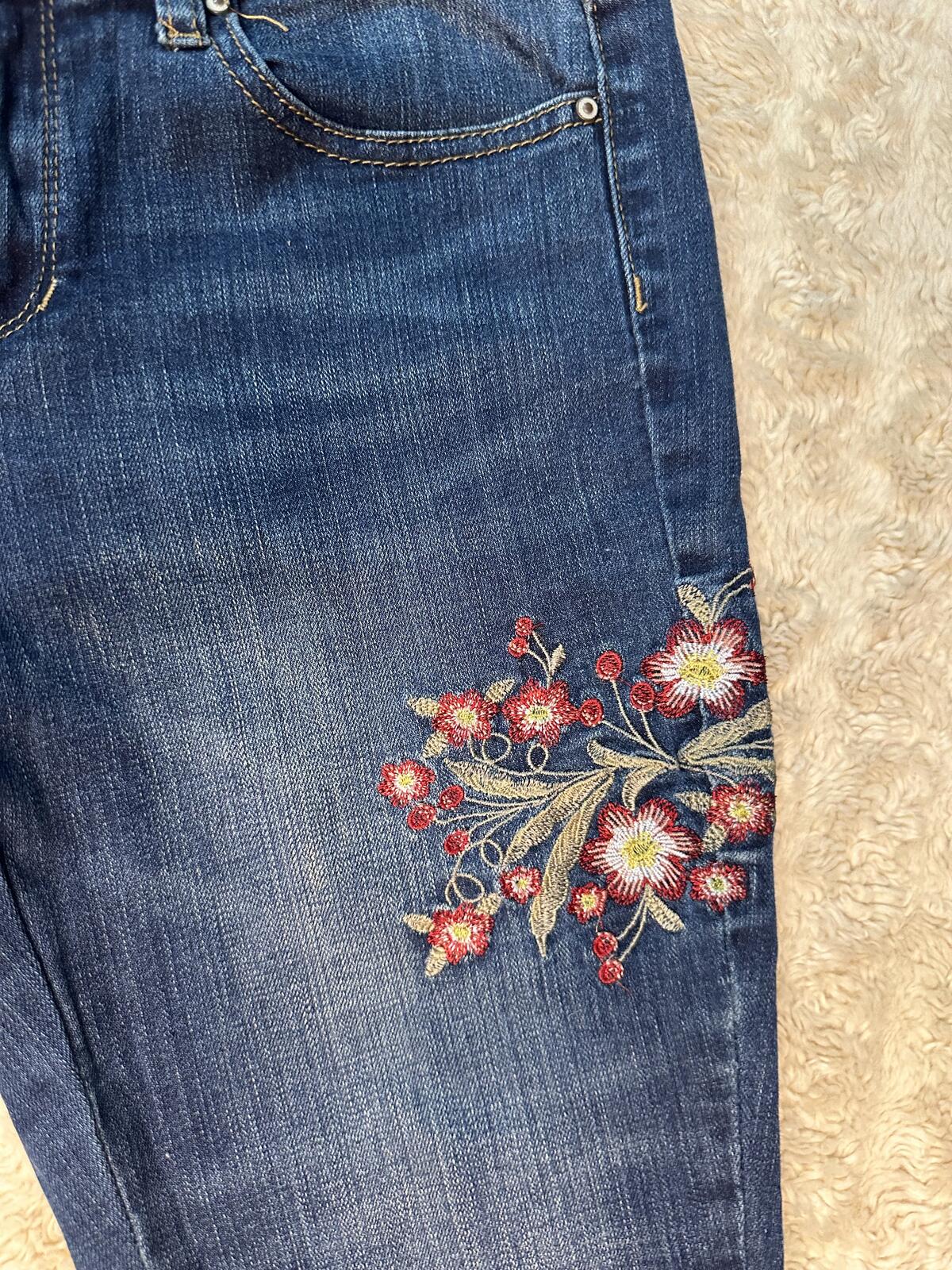 Saks Fifth Avenue Sadie Super Skinny floral embroidered medium wash jeans 27