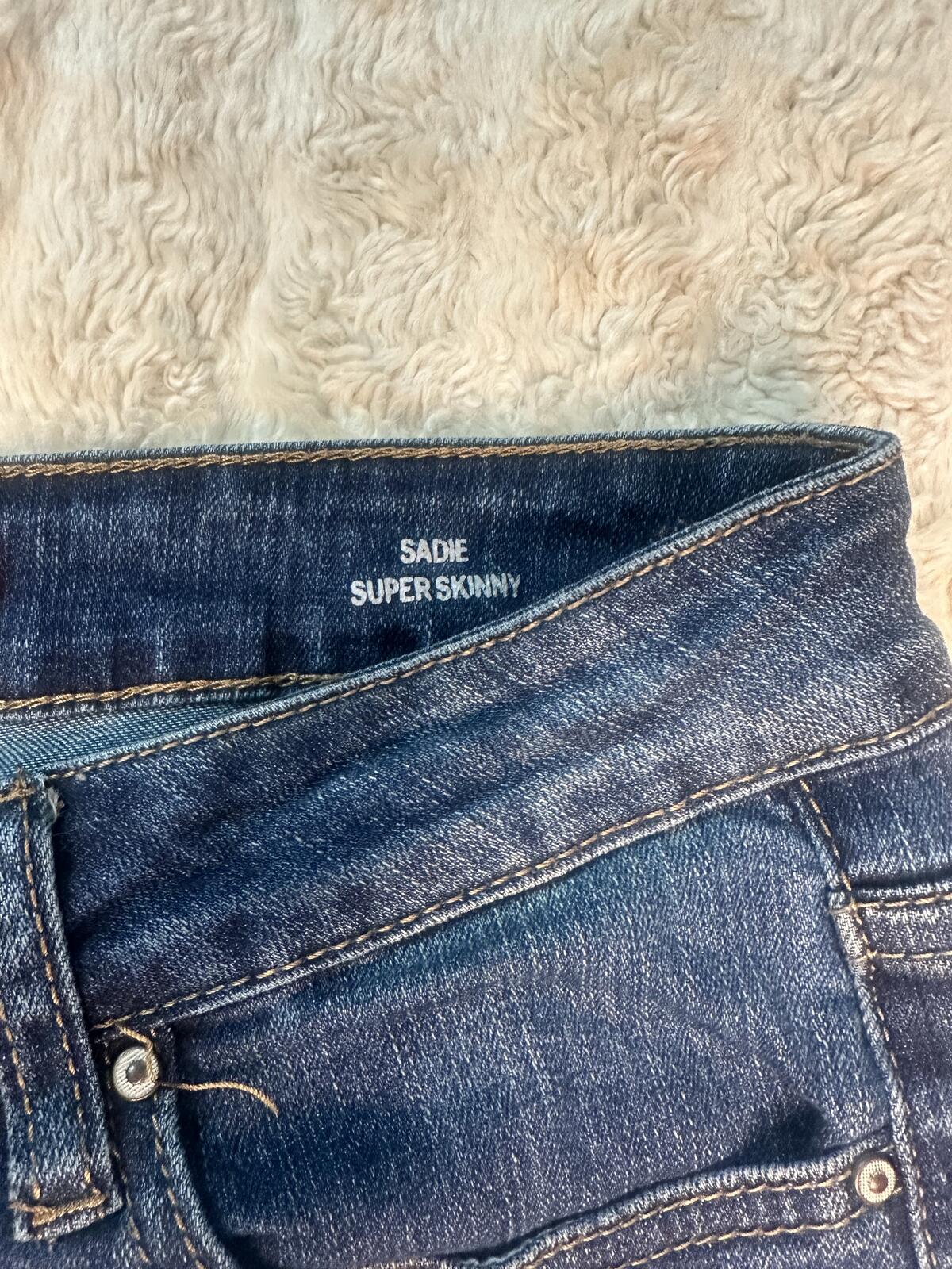 Saks Fifth Avenue Sadie Super Skinny floral embroidered medium wash jeans 27