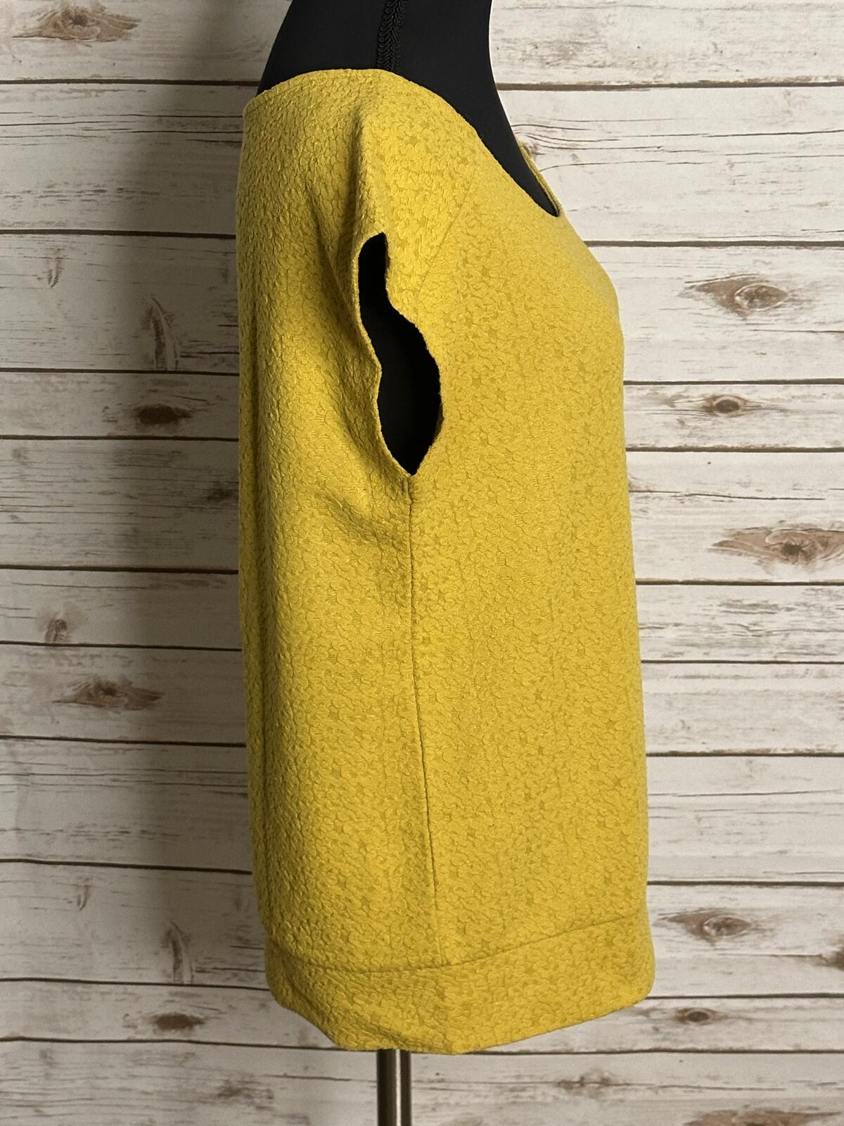 Ann Taylor LOFT textured knit top/blouse Small yellow cap sleeve minimalist
