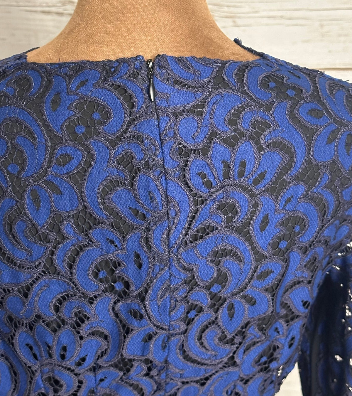 Elie Tahari Bellamy blue lace long sleeve sheath cocktail dress Size 4 romantic