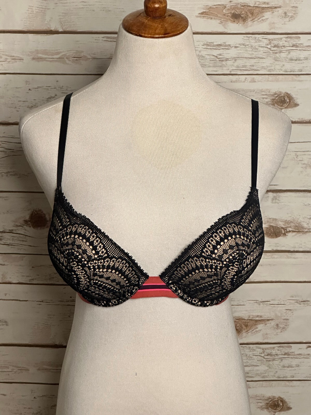 Victoria's Secret black lace Bombshell Plunge push-up bra 32D coquette lingerie