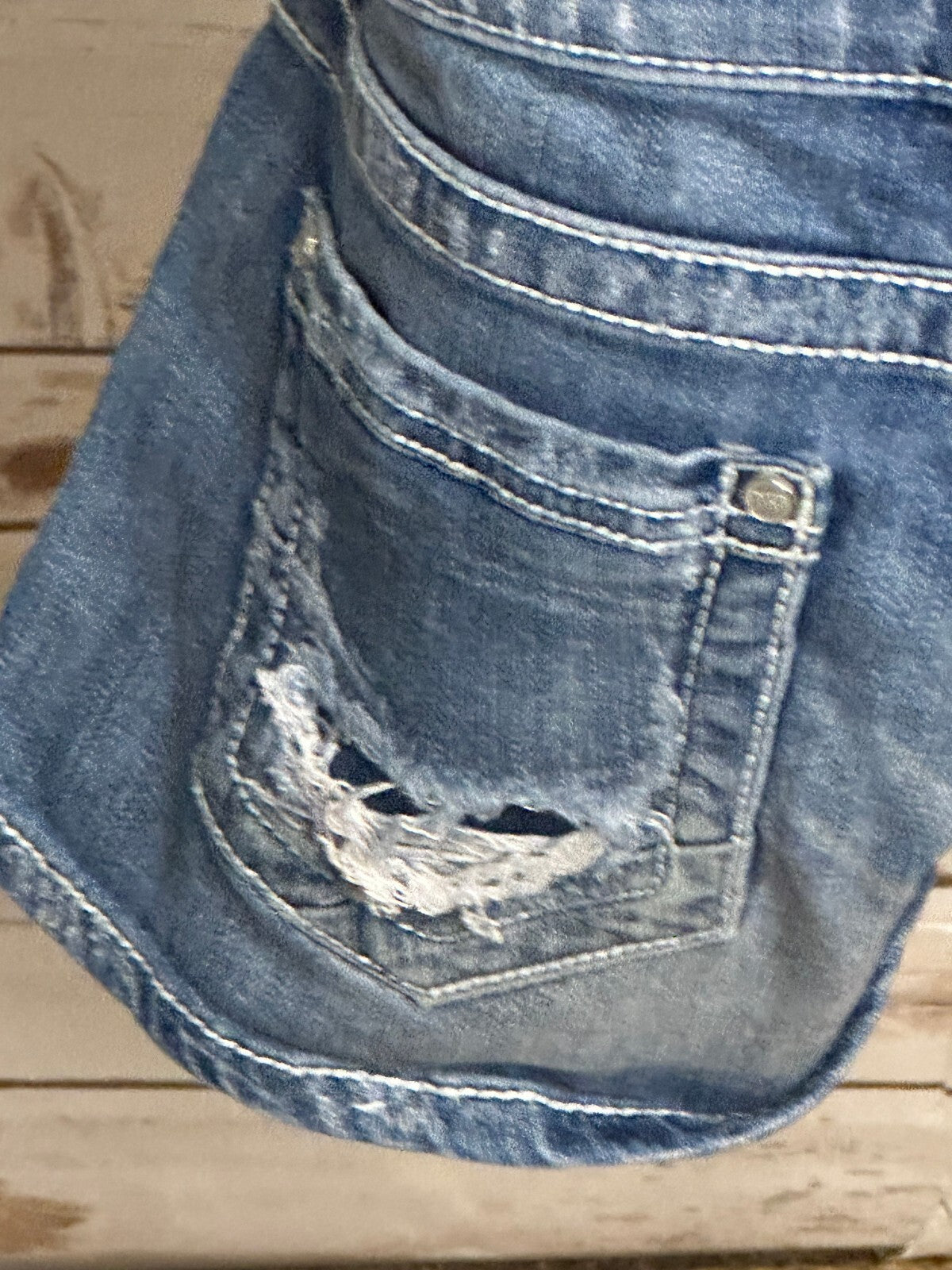 BKE Sabrina medium wash low-rise distressed stretch denim shorts Size 26 Y2K
