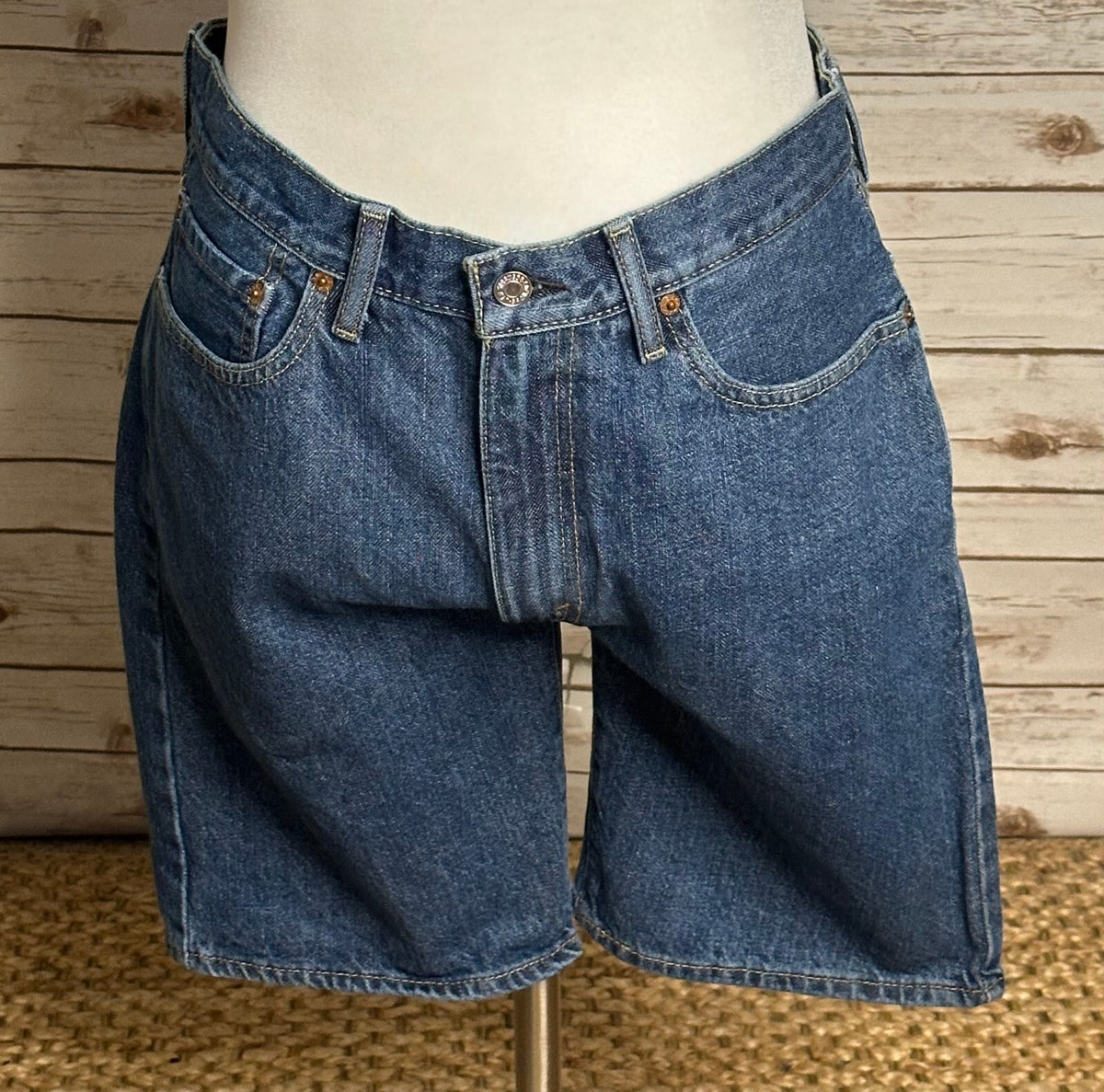 Levi's 505 medium stonewash bermuda denim jean shorts/jorts Size 34 normcore