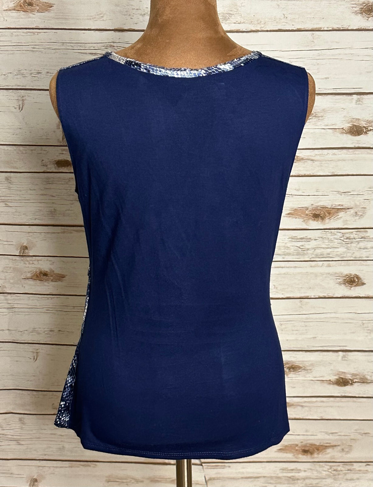 Elie Tahari navy blue ivory snakeskin sleeveless silk top Small quiet luxury