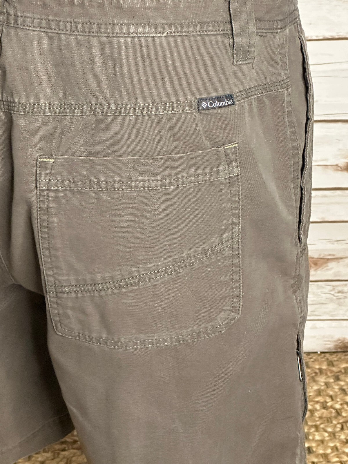 Columbia Omni-Shield khaki-grey cotton utility cargo shorts Size 40 gorpcore