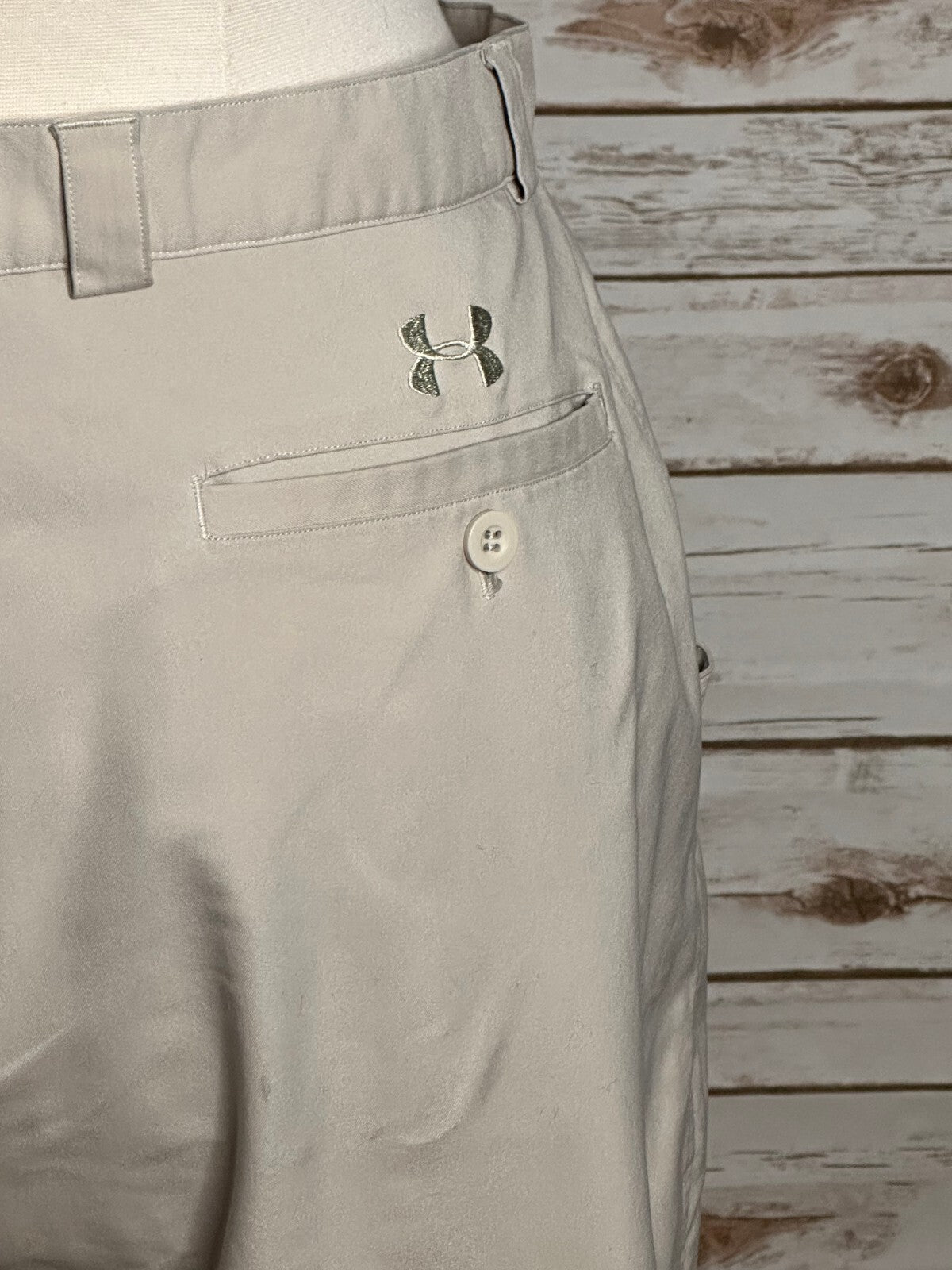 Under Armour khaki golf shorts Size 38 golfcore preppy old money country club