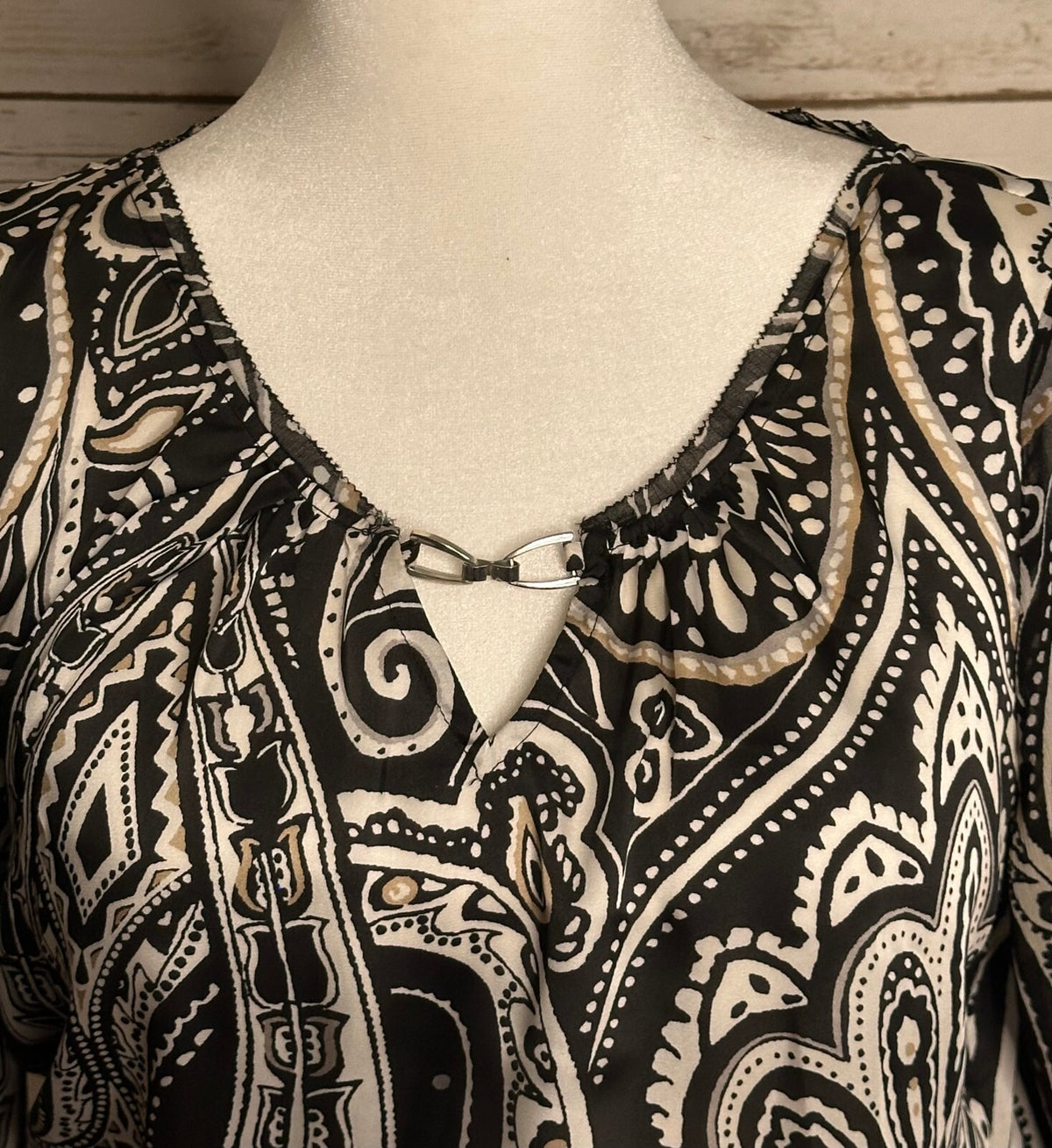 White House Black Market black white paisley long sleeve blouse 12 monochrome