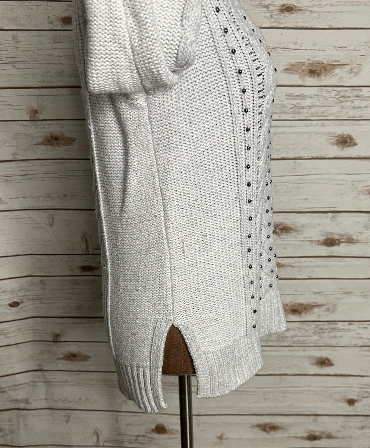 Abercrombie & Fitch grey beaded cable knit long sleeve V-neck sweater Size Small