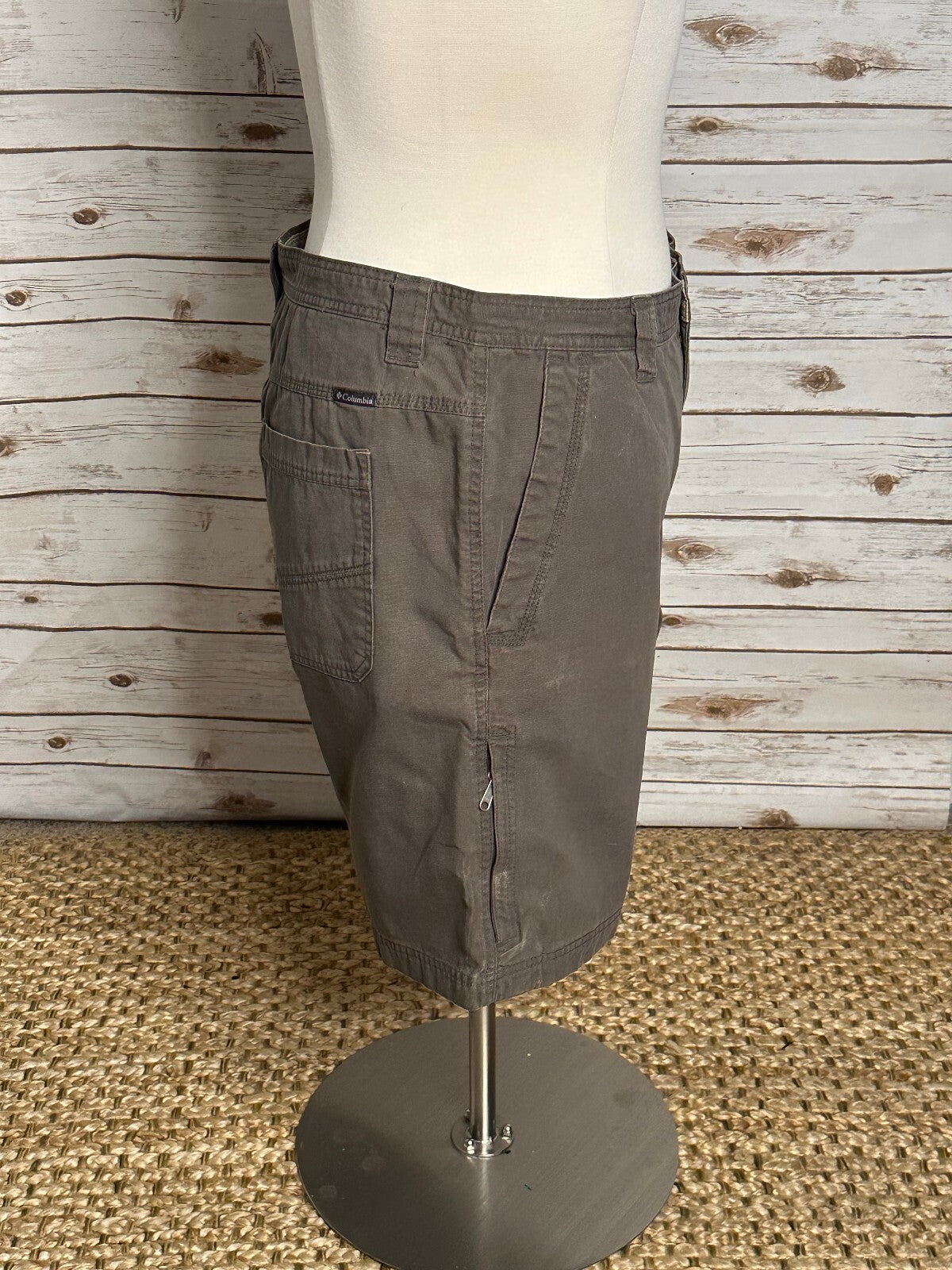 Columbia Omni-Shield khaki-grey cotton utility cargo shorts Size 40 gorpcore