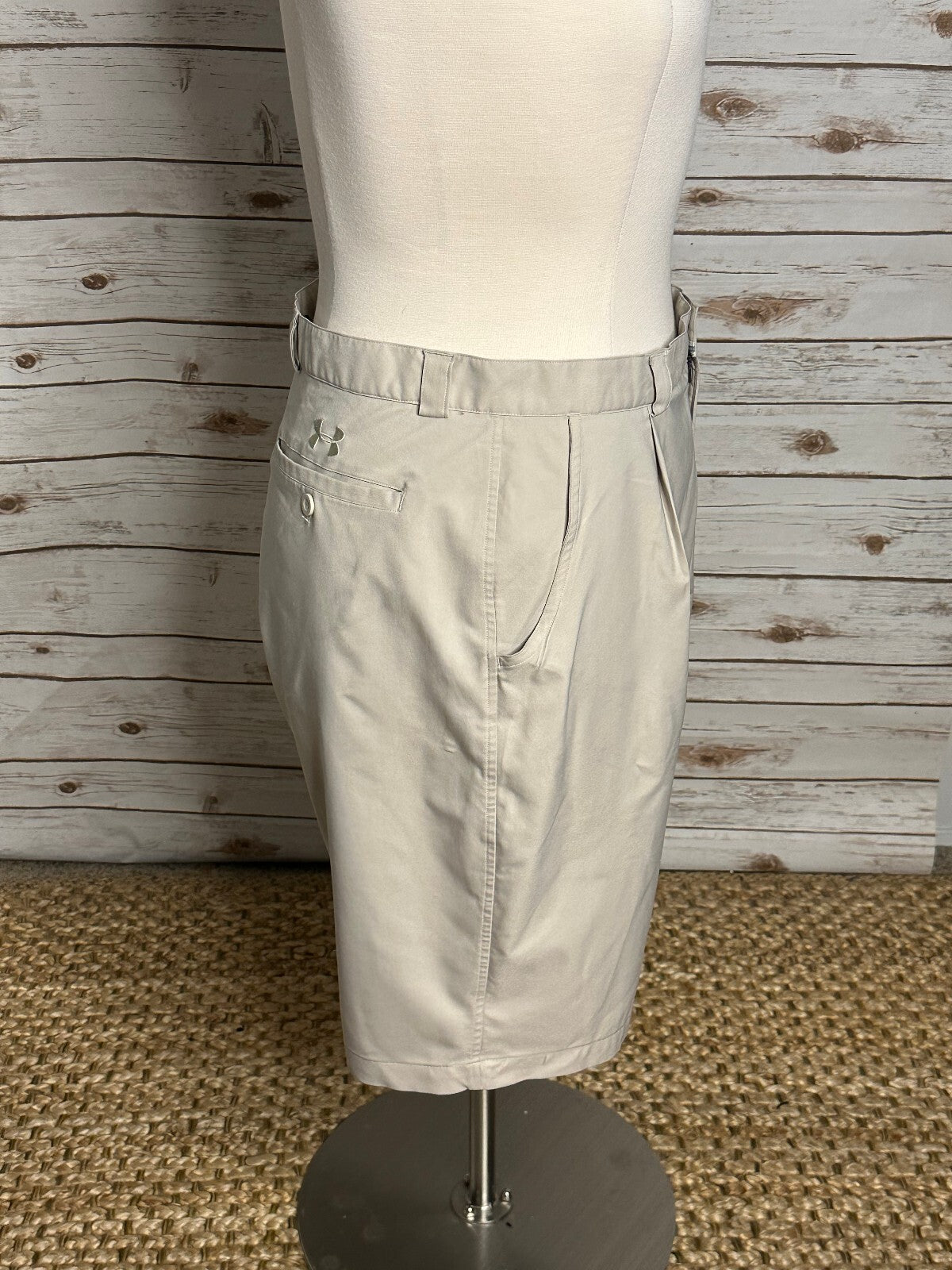 Under Armour khaki golf shorts Size 38 golfcore preppy old money country club