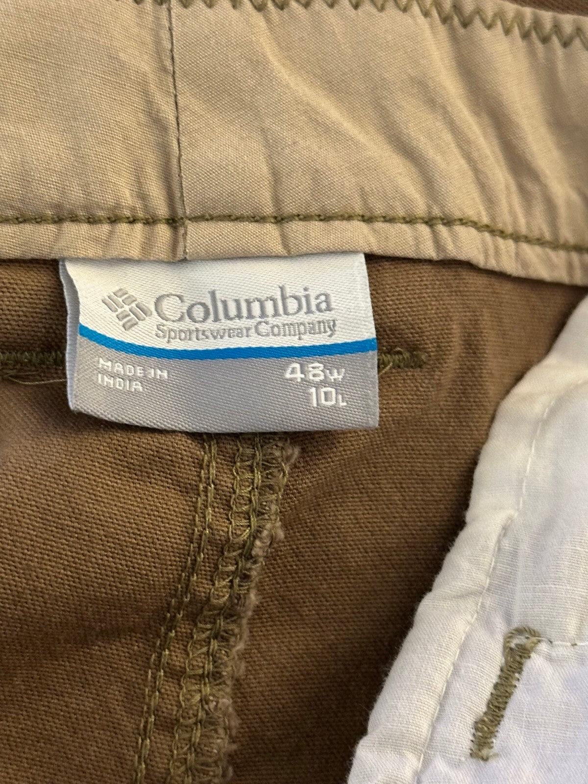 Columbia khaki Regular Fit utility cargo hiking shorts Size 48 gorpcore outdoor