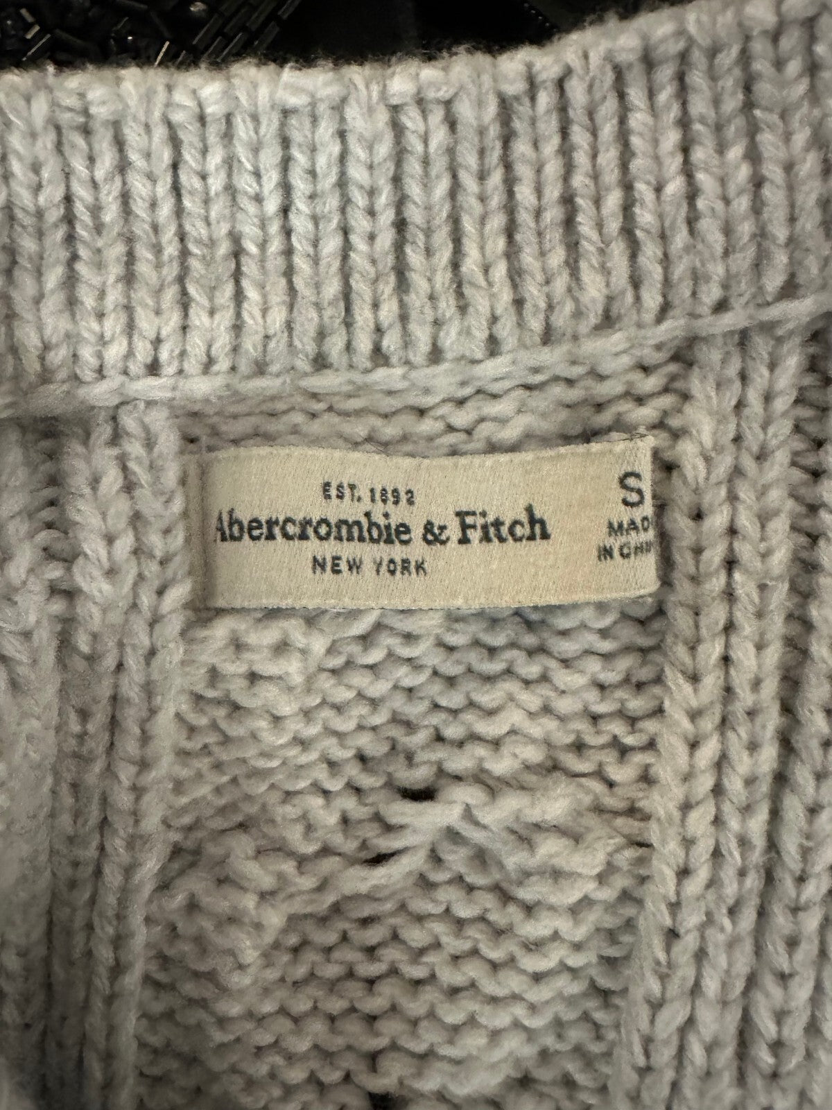 Abercrombie & Fitch grey beaded cable knit long sleeve V-neck sweater Size Small