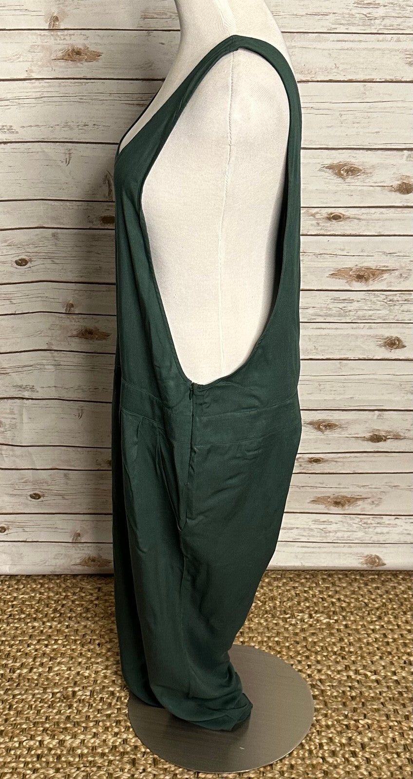 BB Dakota green sleeveless scoop neck tapered leg jumpsuit Size 10 minimalist