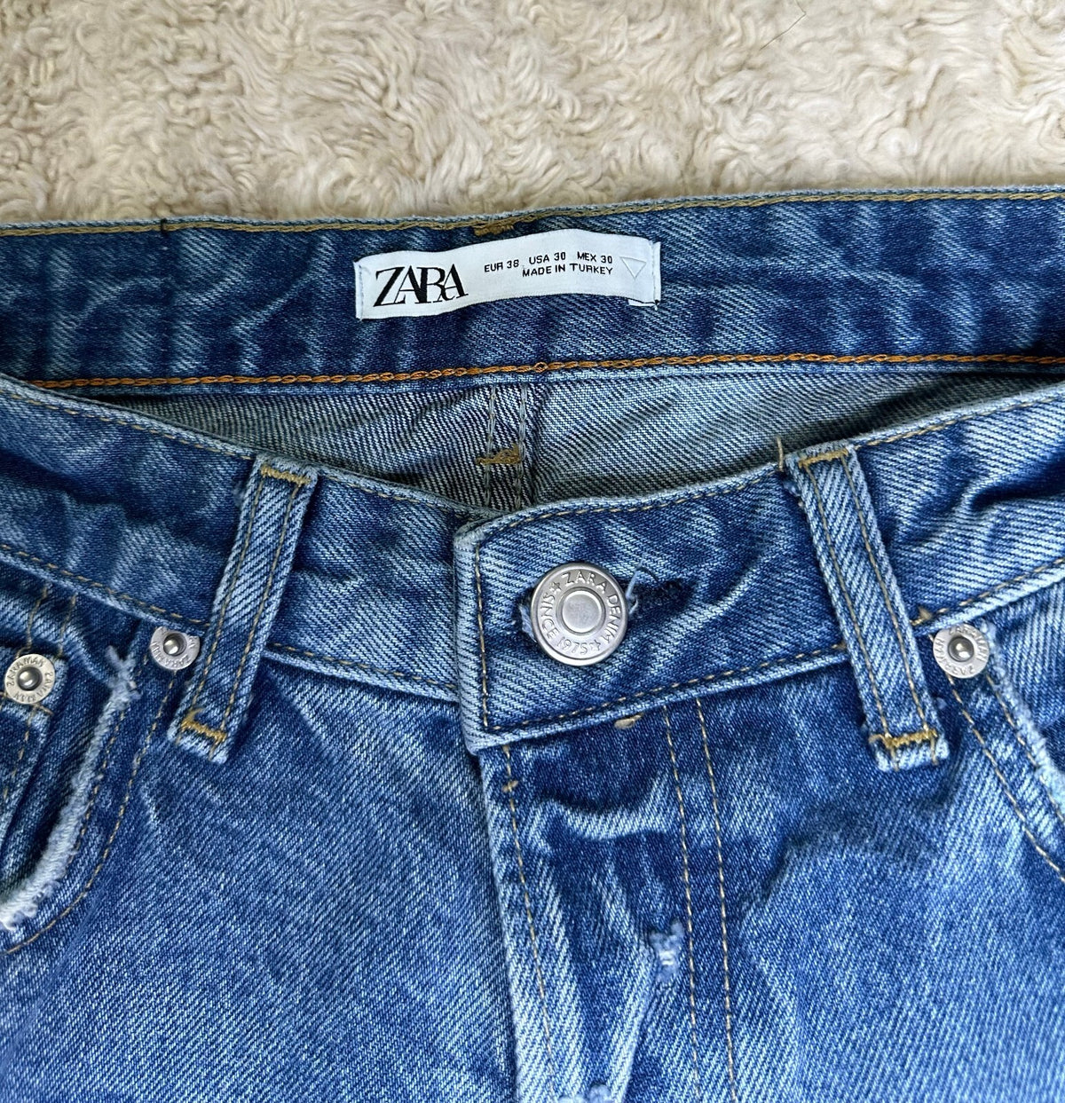 Zara distressed medium wash button-up straight leg denim jeans Size 30 indie Y2K
