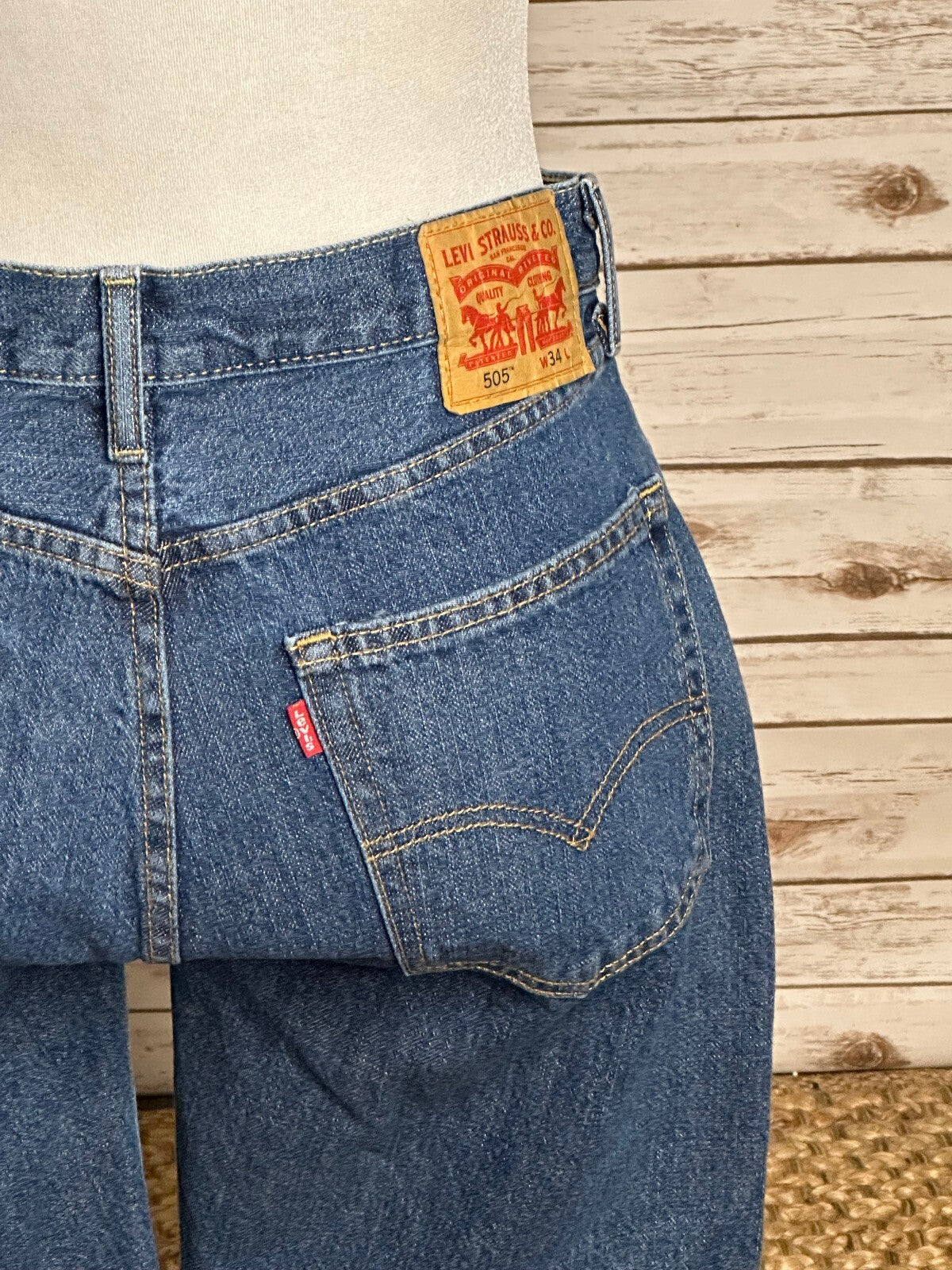 Levi's 505 medium stonewash bermuda denim jean shorts/jorts Size 34 normcore