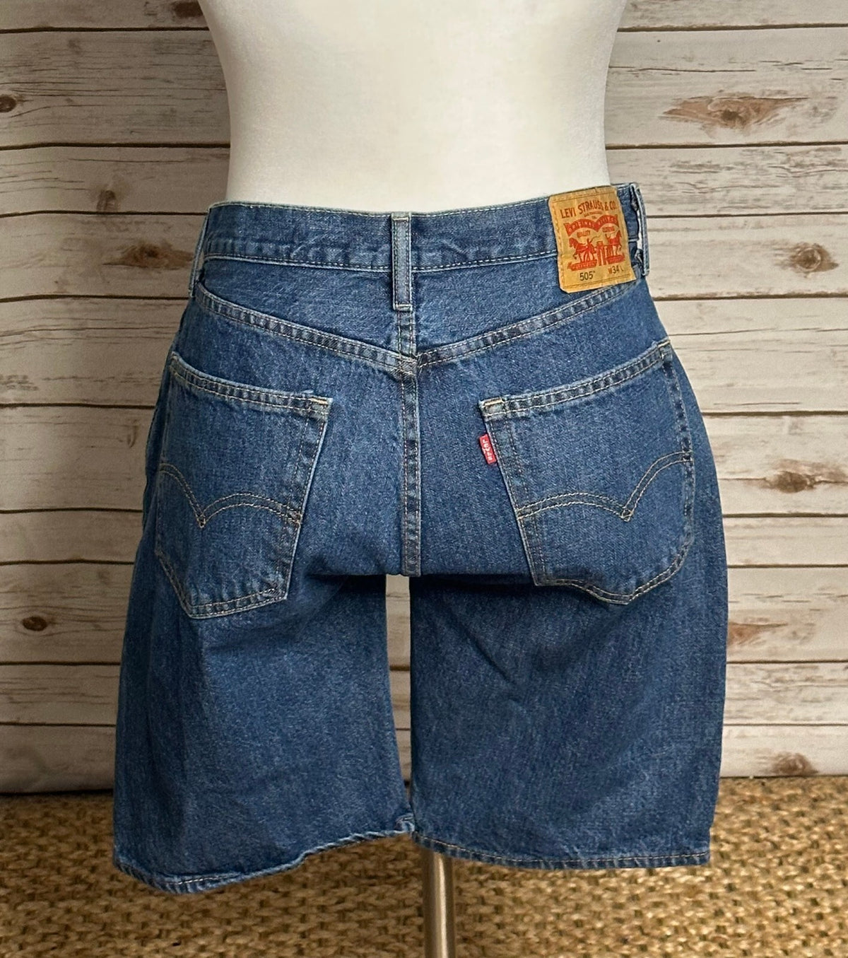 Levi's 505 medium stonewash bermuda denim jean shorts/jorts Size 34 normcore