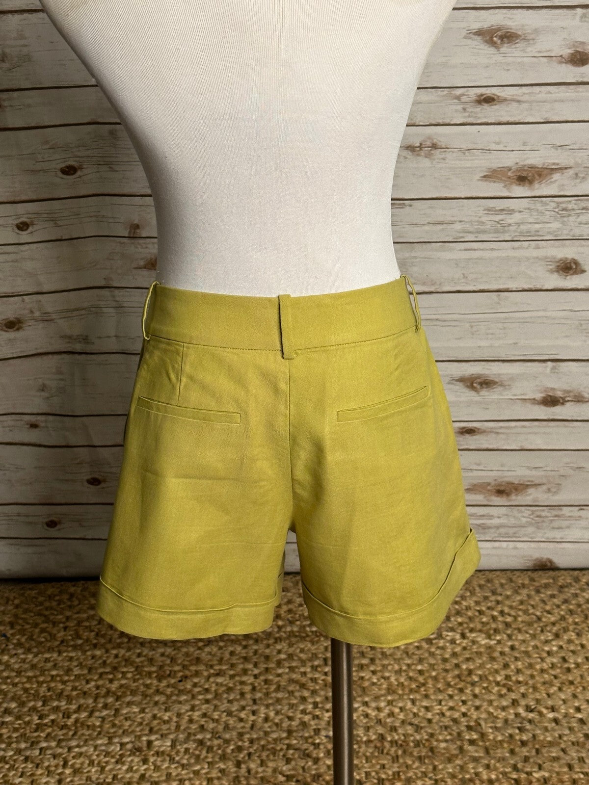 Ann Taylor chartreuse cotton linen tailored cuffed chino shorts Size 10 preppy