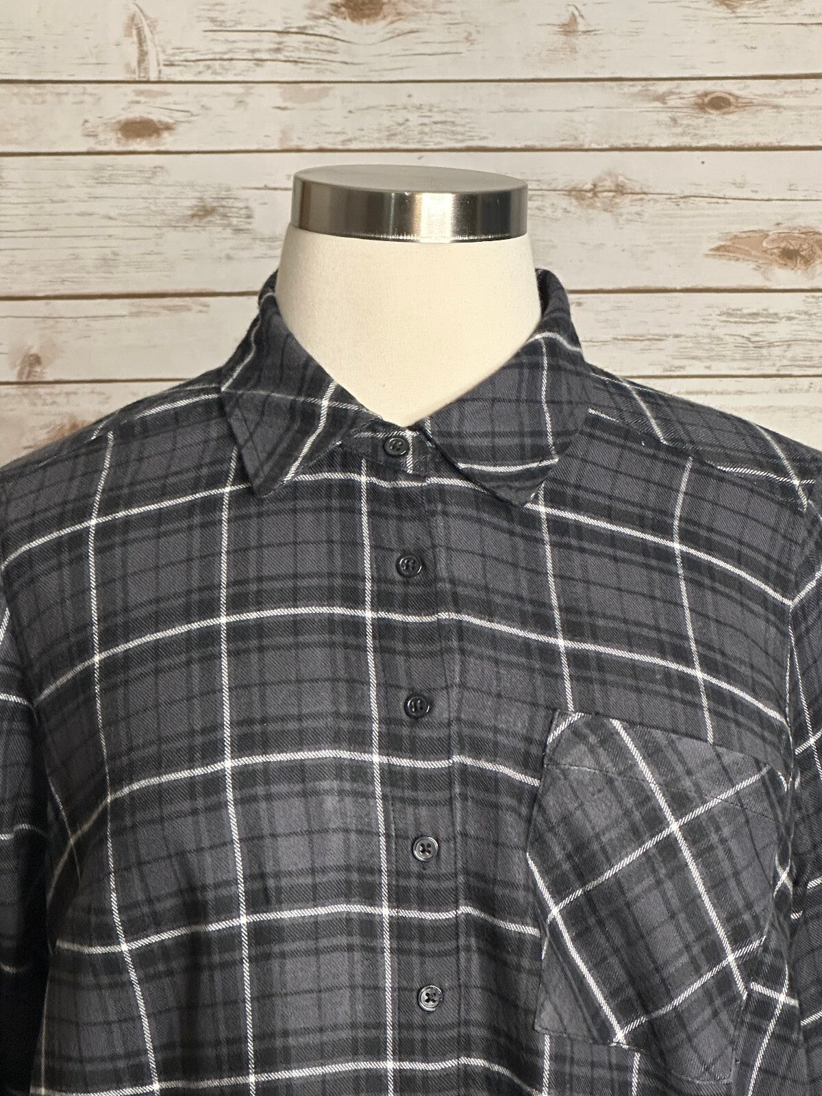Torrid grey black white plaid long sleeve button-up shirt Size 1/1X/14-16 grunge