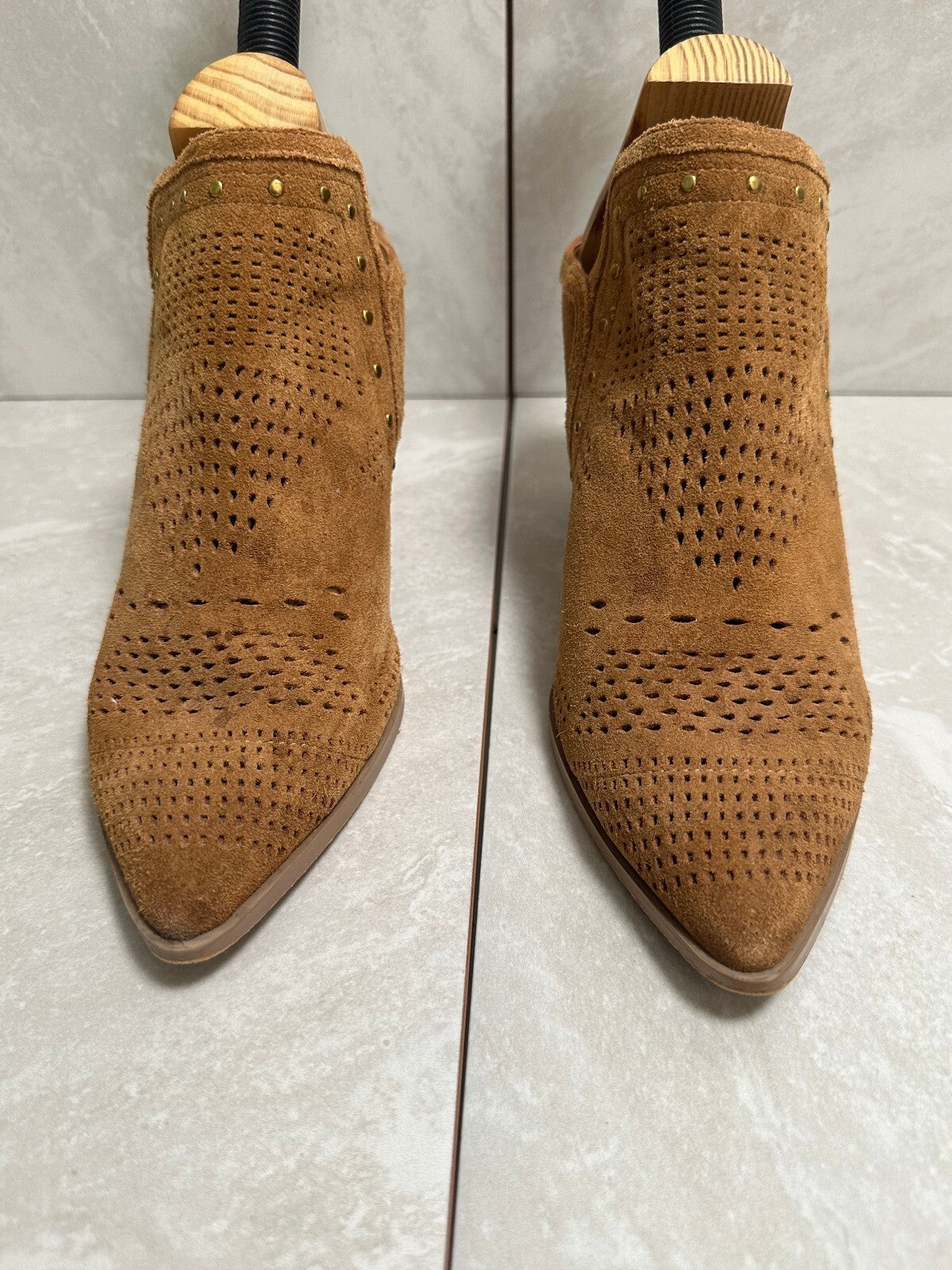 Gibson & Latimer Nora tan perforated suede gold studded mules 8.5 Western