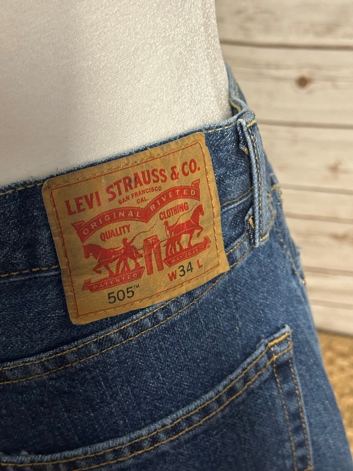 Levi's 505 medium stonewash bermuda denim jean shorts/jorts Size 34 normcore