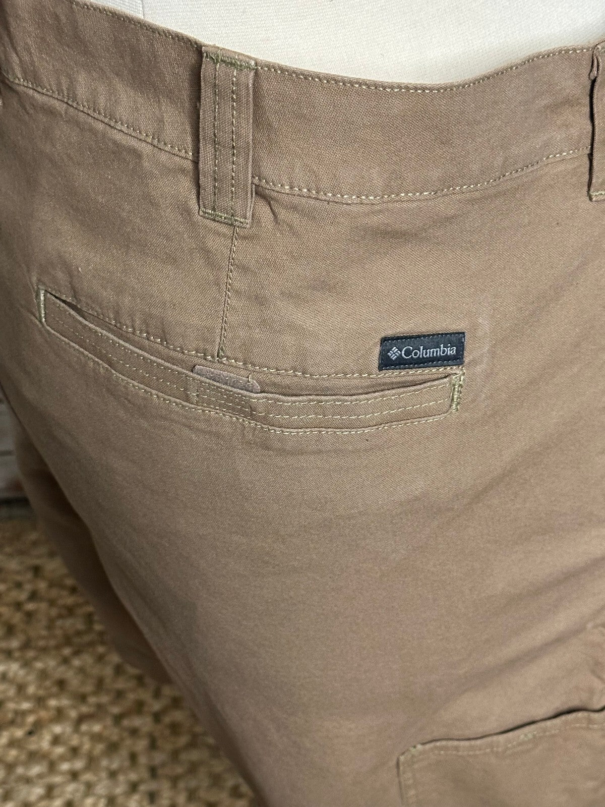 Columbia khaki Regular Fit utility cargo hiking shorts Size 48 gorpcore outdoor