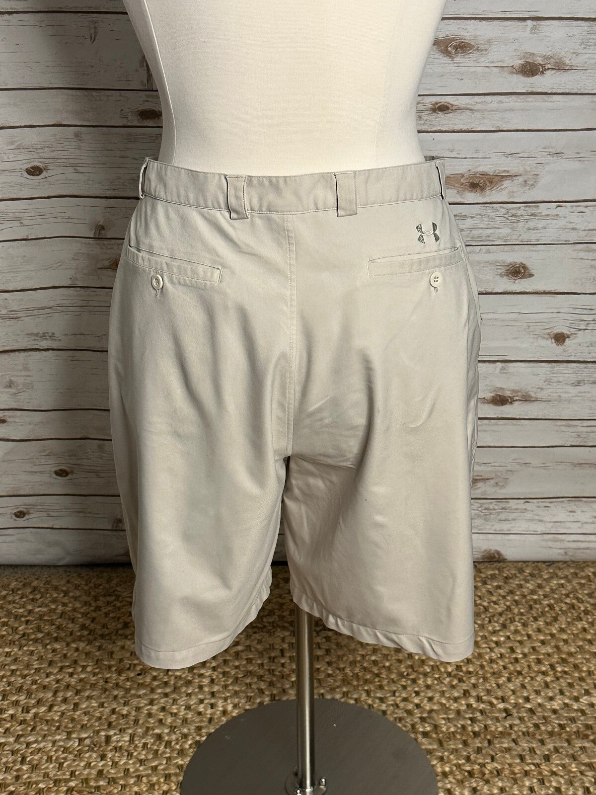 Under Armour khaki golf shorts Size 38 golfcore preppy old money country club