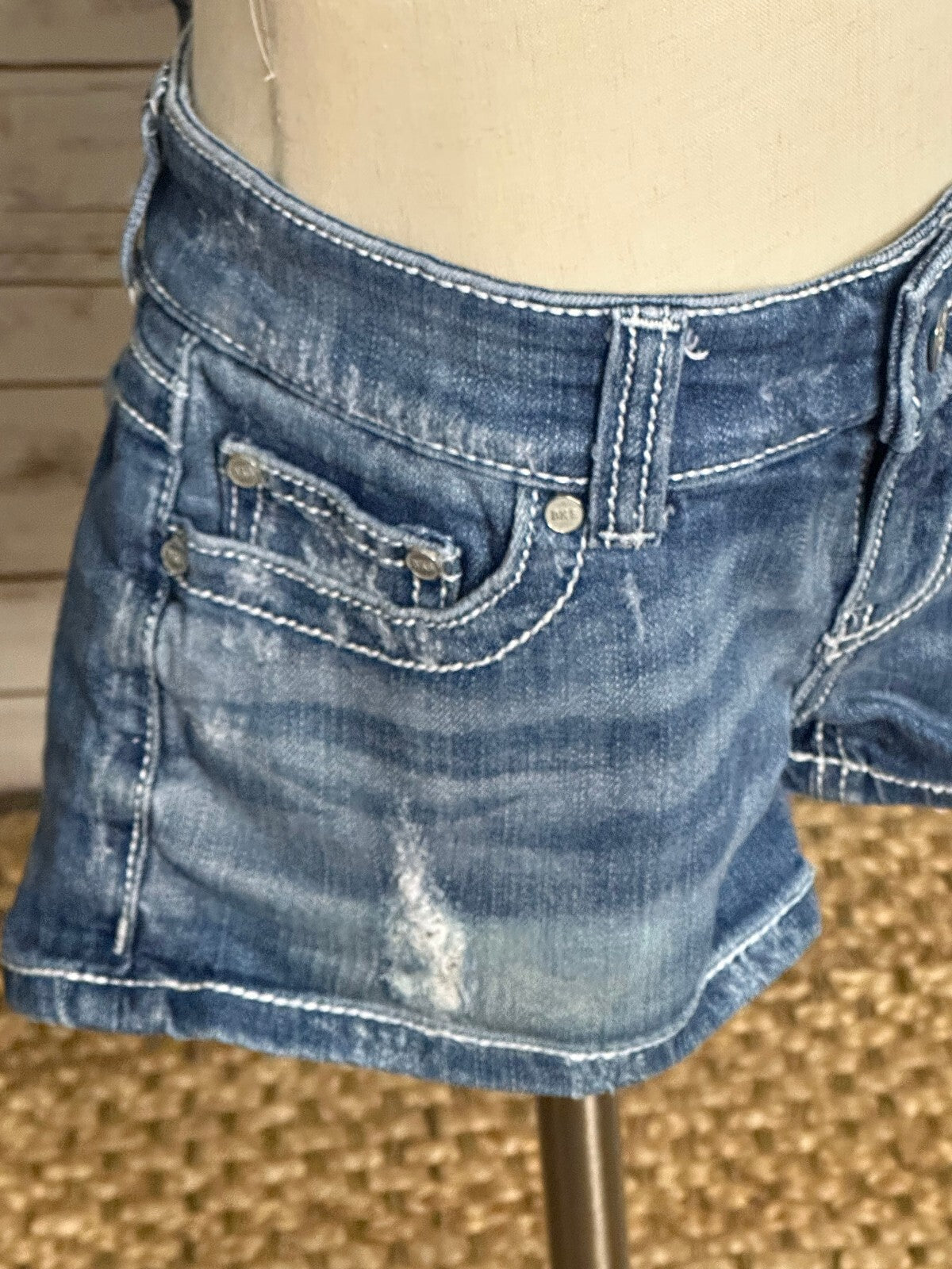 BKE Sabrina medium wash low-rise distressed stretch denim shorts Size 26 Y2K