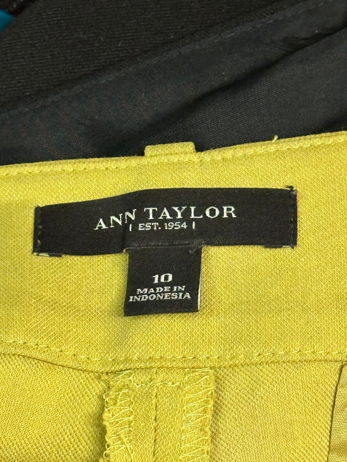 Ann Taylor chartreuse cotton linen tailored cuffed chino shorts Size 10 preppy